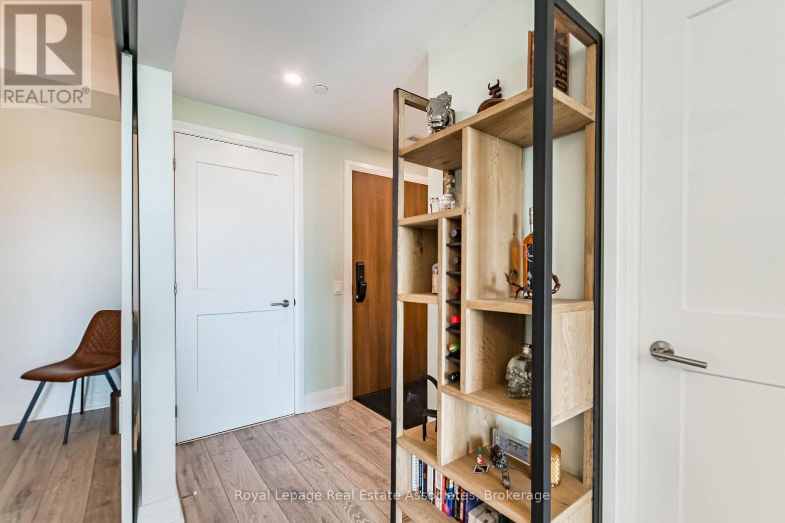 #706 21 PARK STREET E - 16