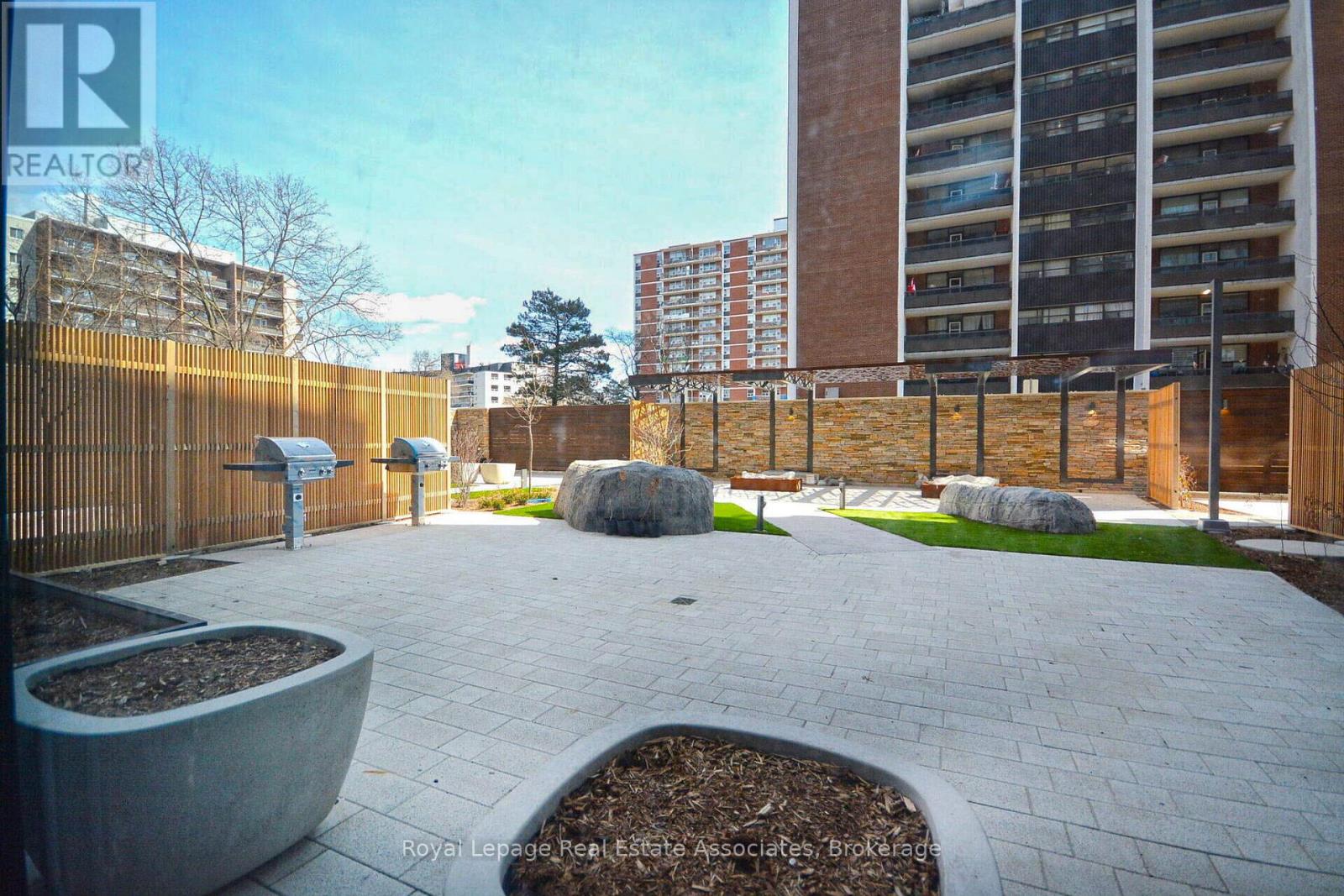 #706 21 PARK STREET E - 34