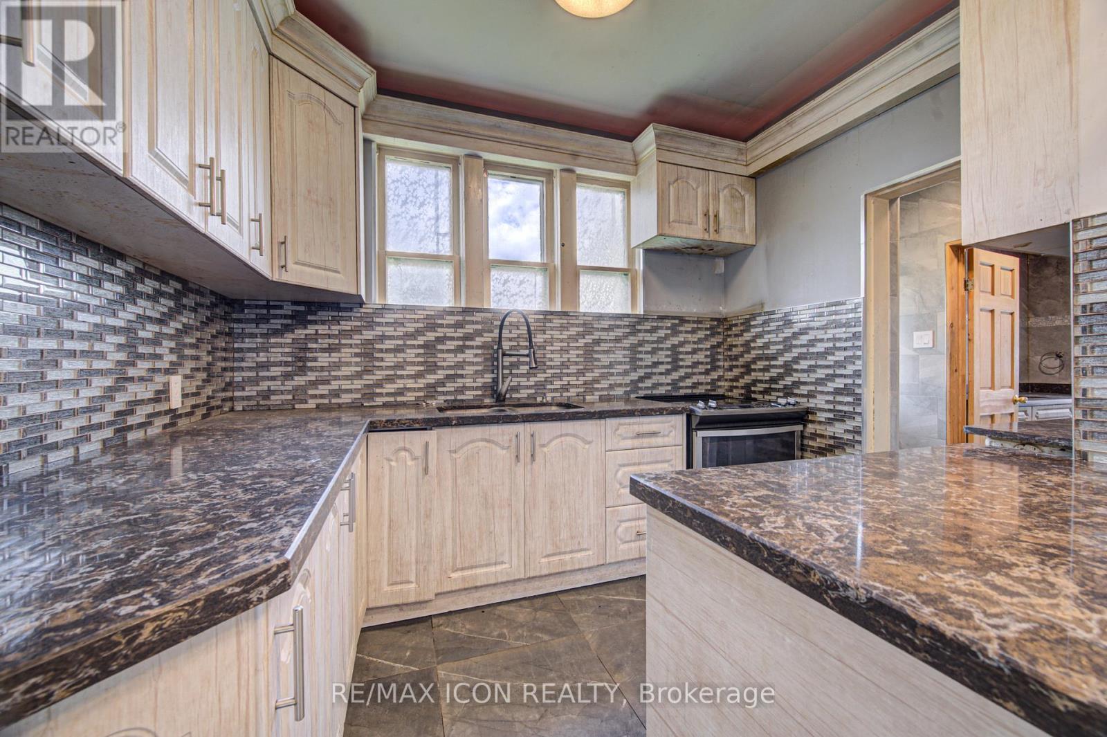 59 IRVIN STREET - 18