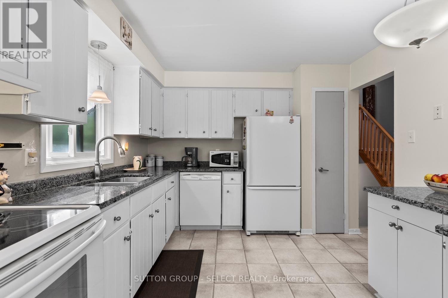 31 RENNY CRESCENT - 14
