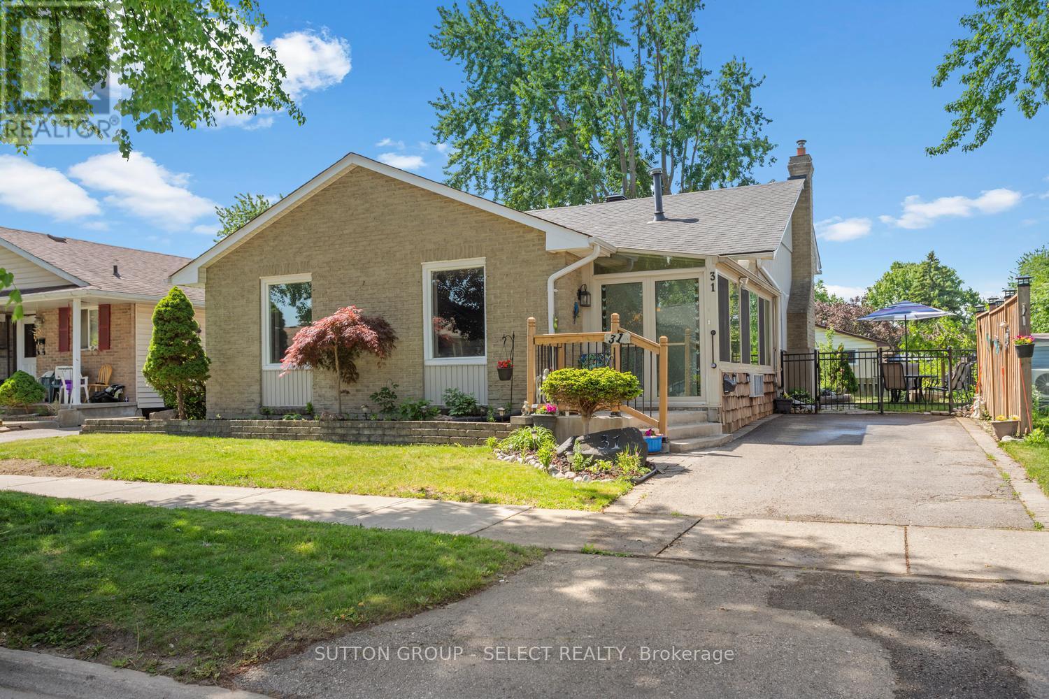 31 RENNY CRESCENT - 2