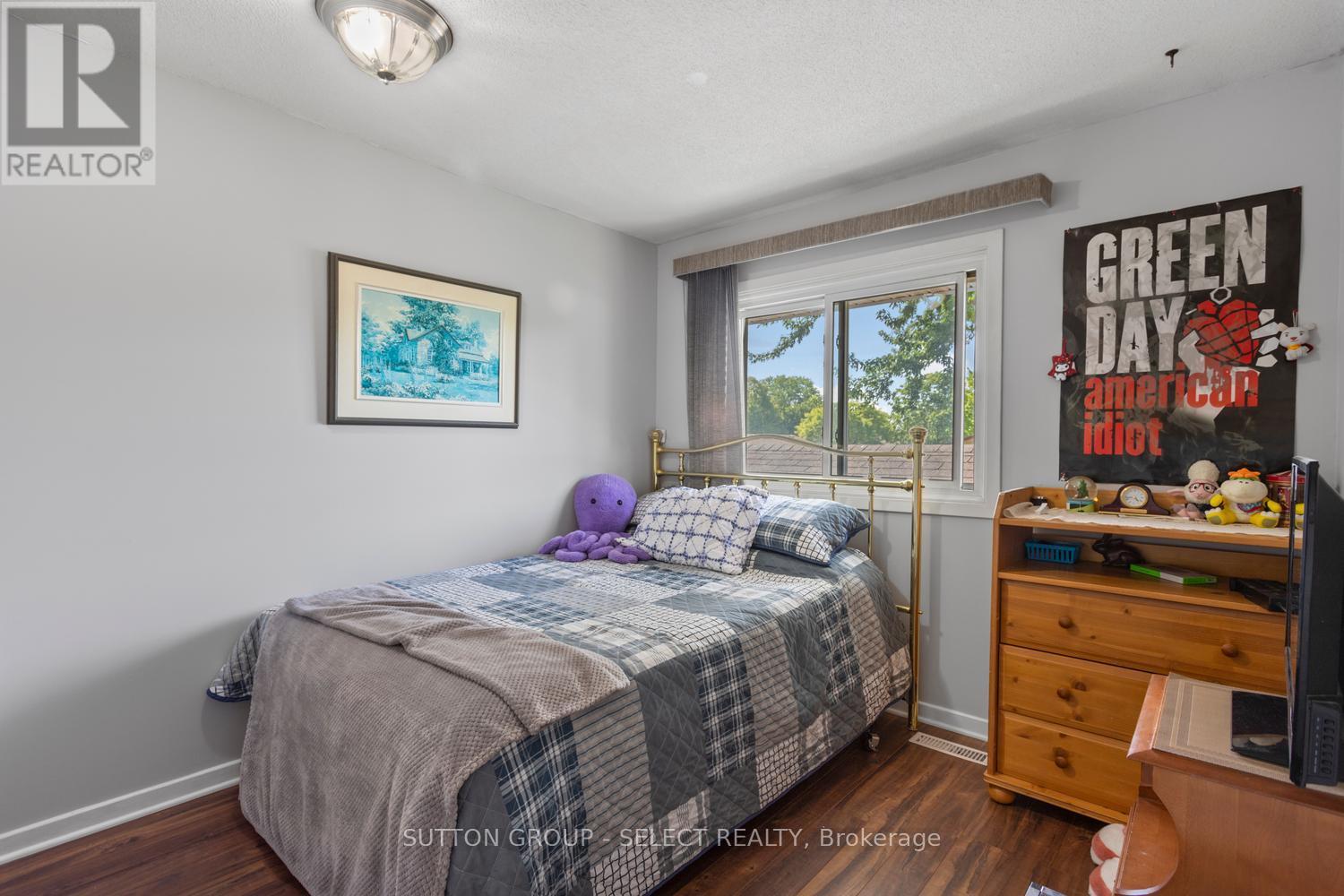 31 RENNY CRESCENT - 22