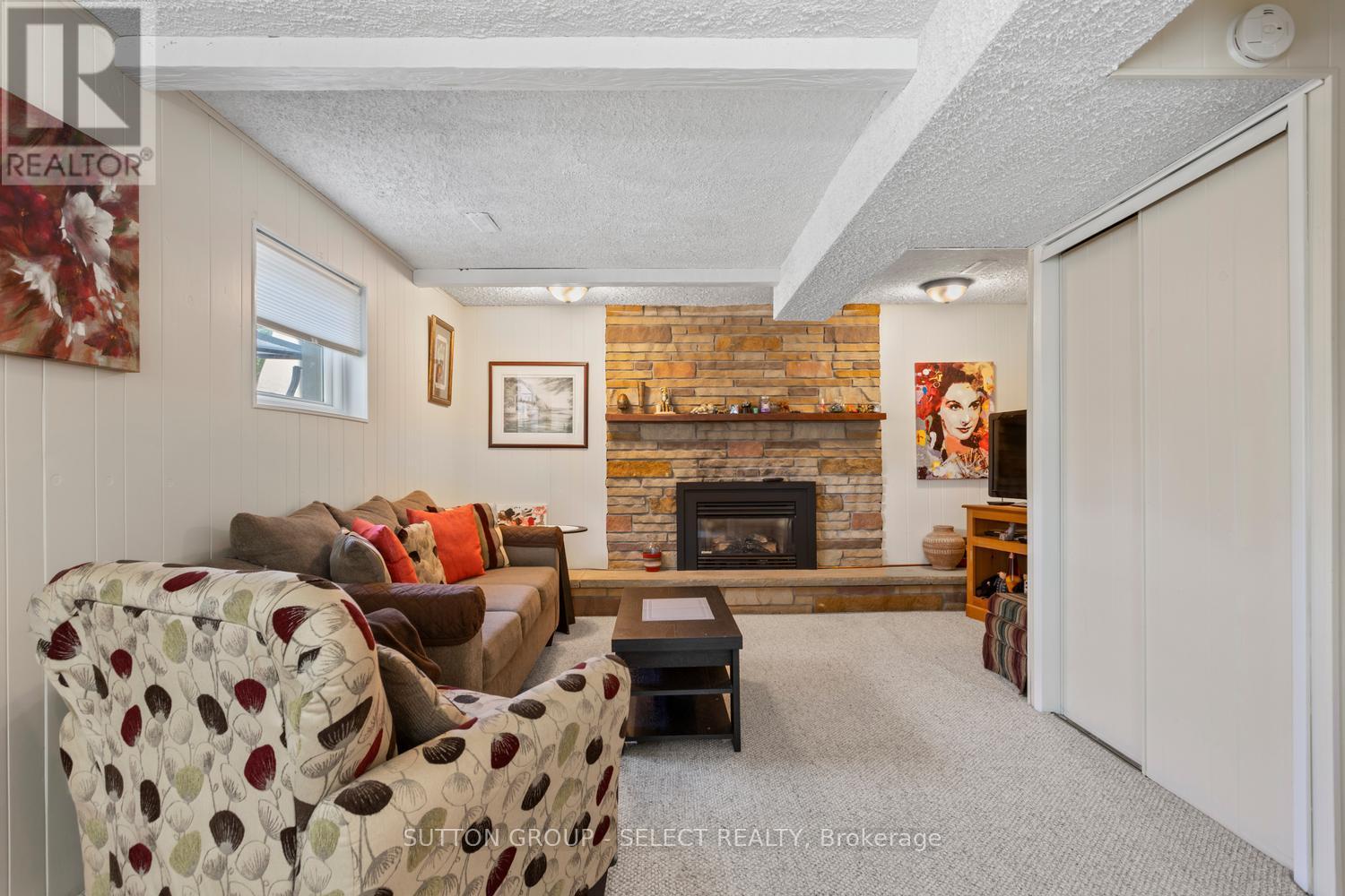 31 RENNY CRESCENT - 32