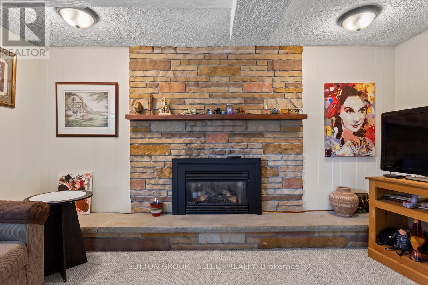 31 RENNY CRESCENT - 33