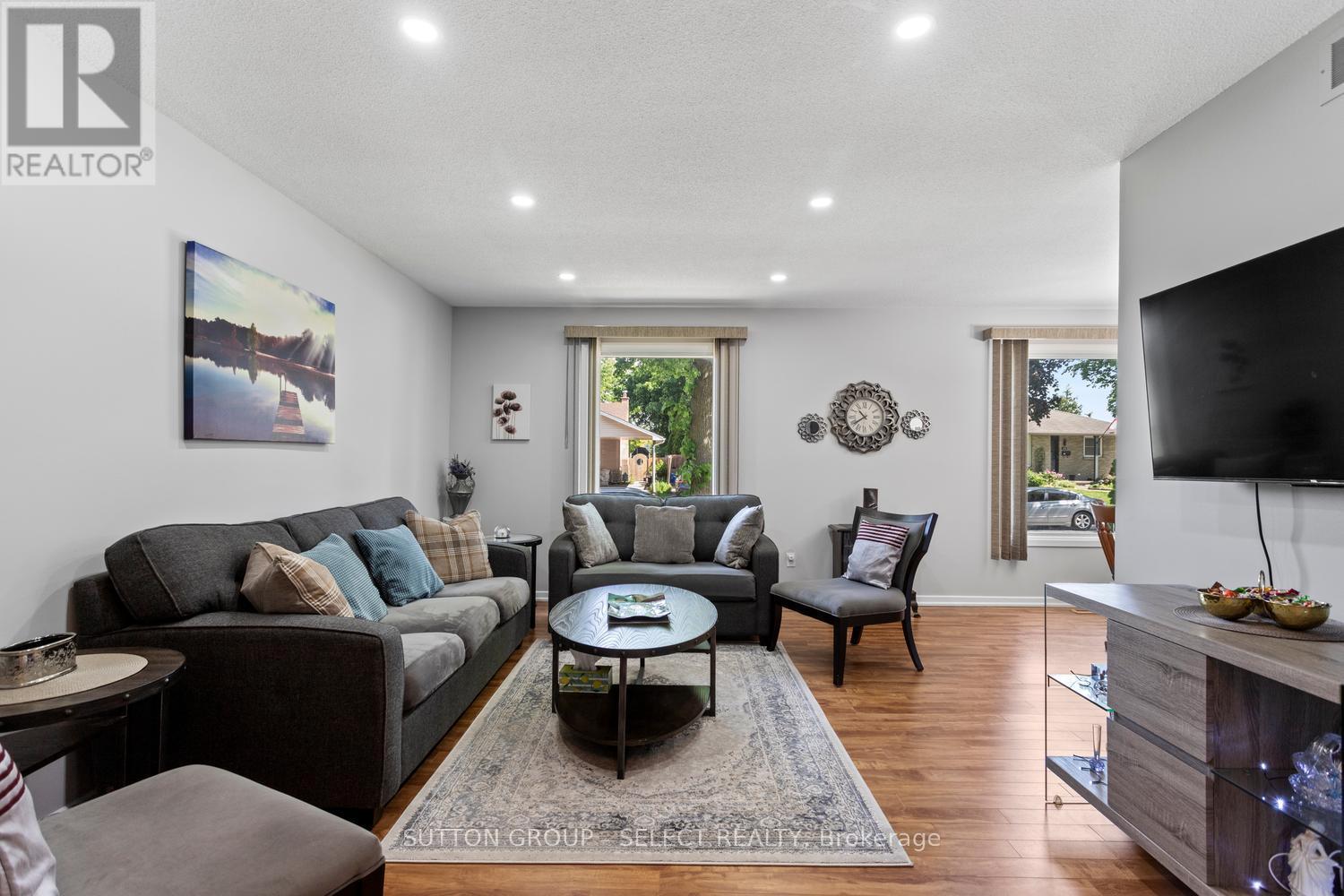 31 RENNY CRESCENT - 8