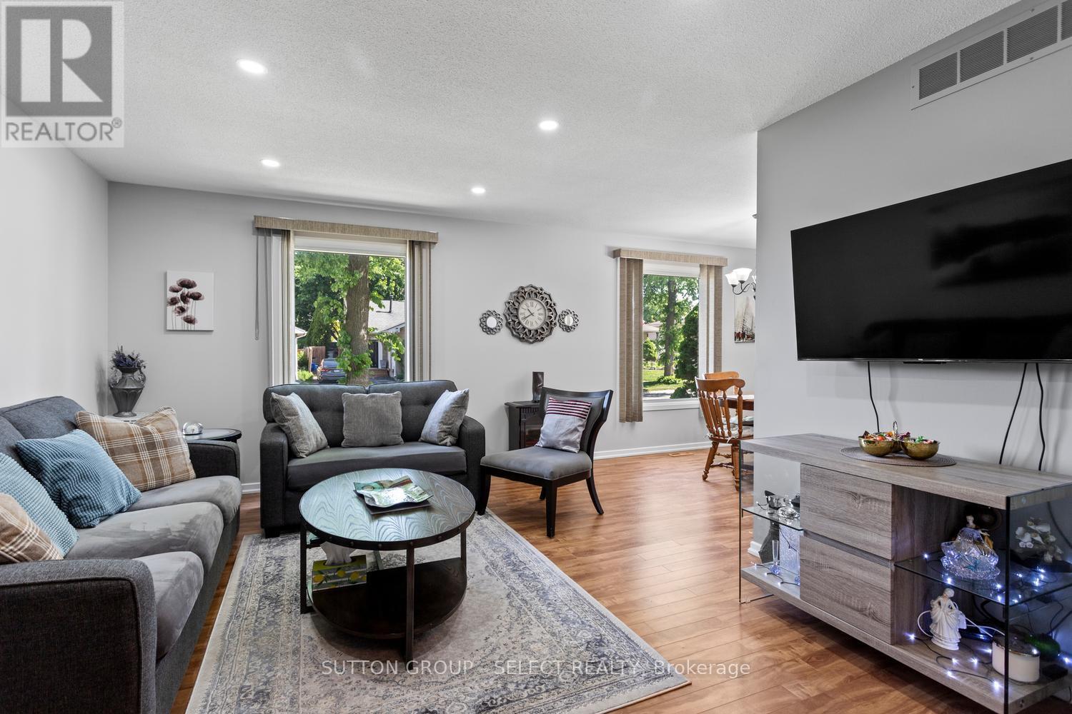 31 RENNY CRESCENT - 9