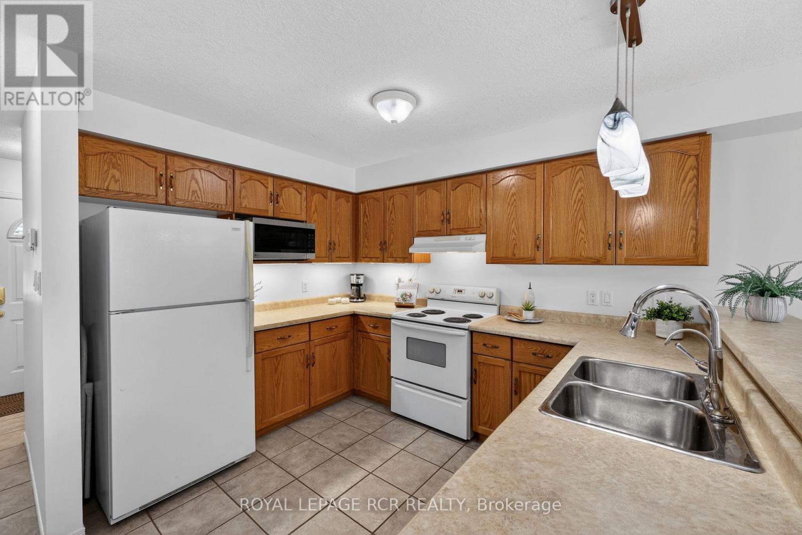 1552 QUEEN STREET - 10