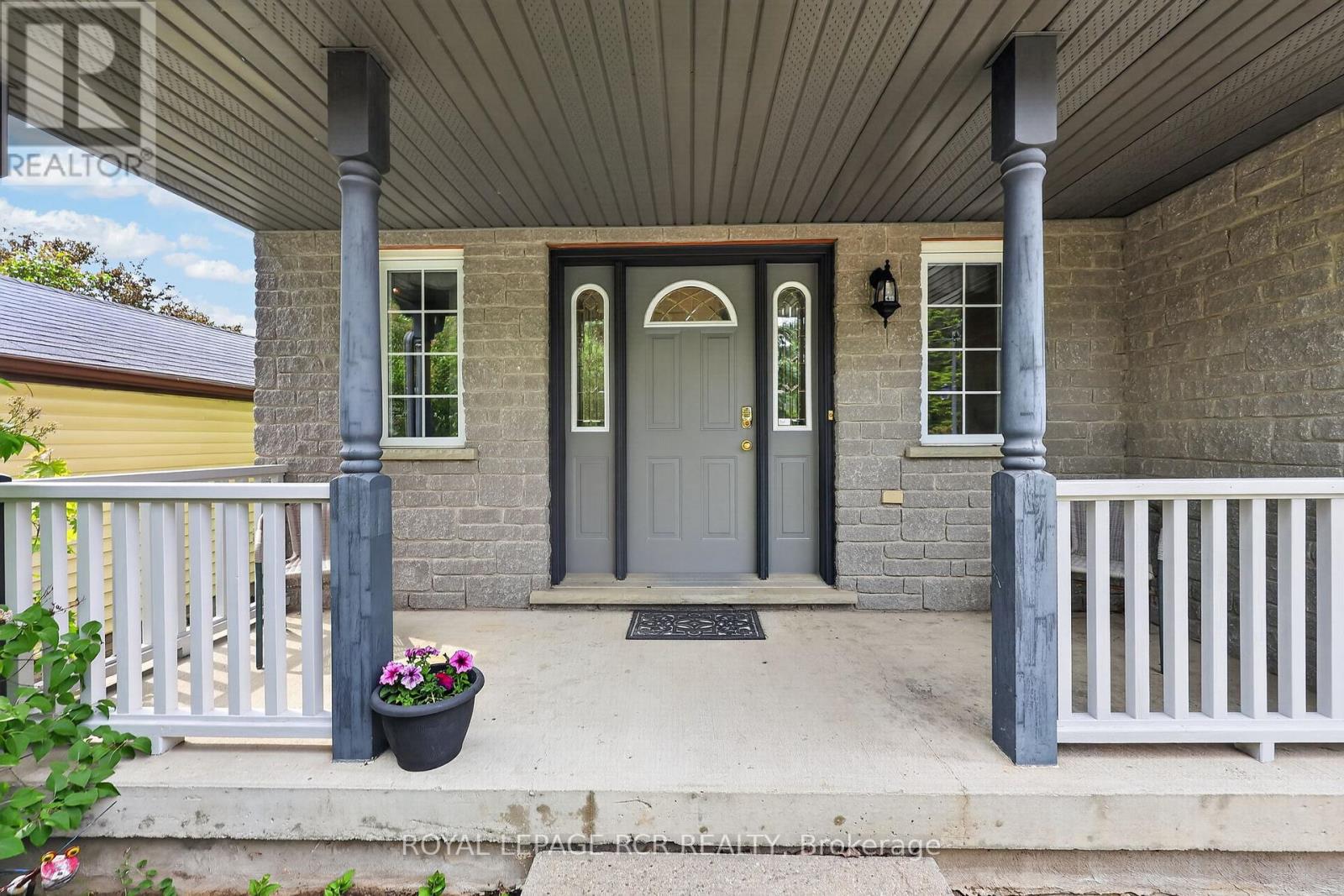 1552 QUEEN STREET - 4