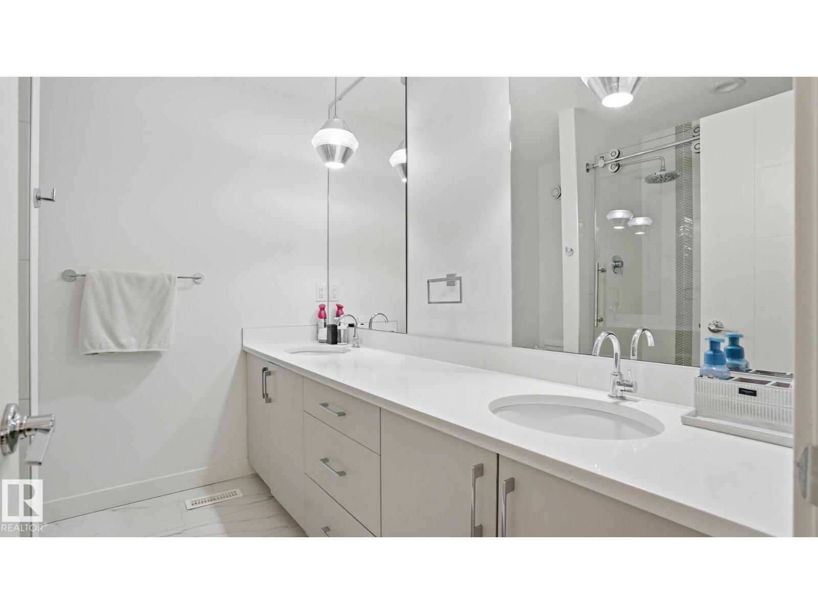 7944 81 AV NW - 24