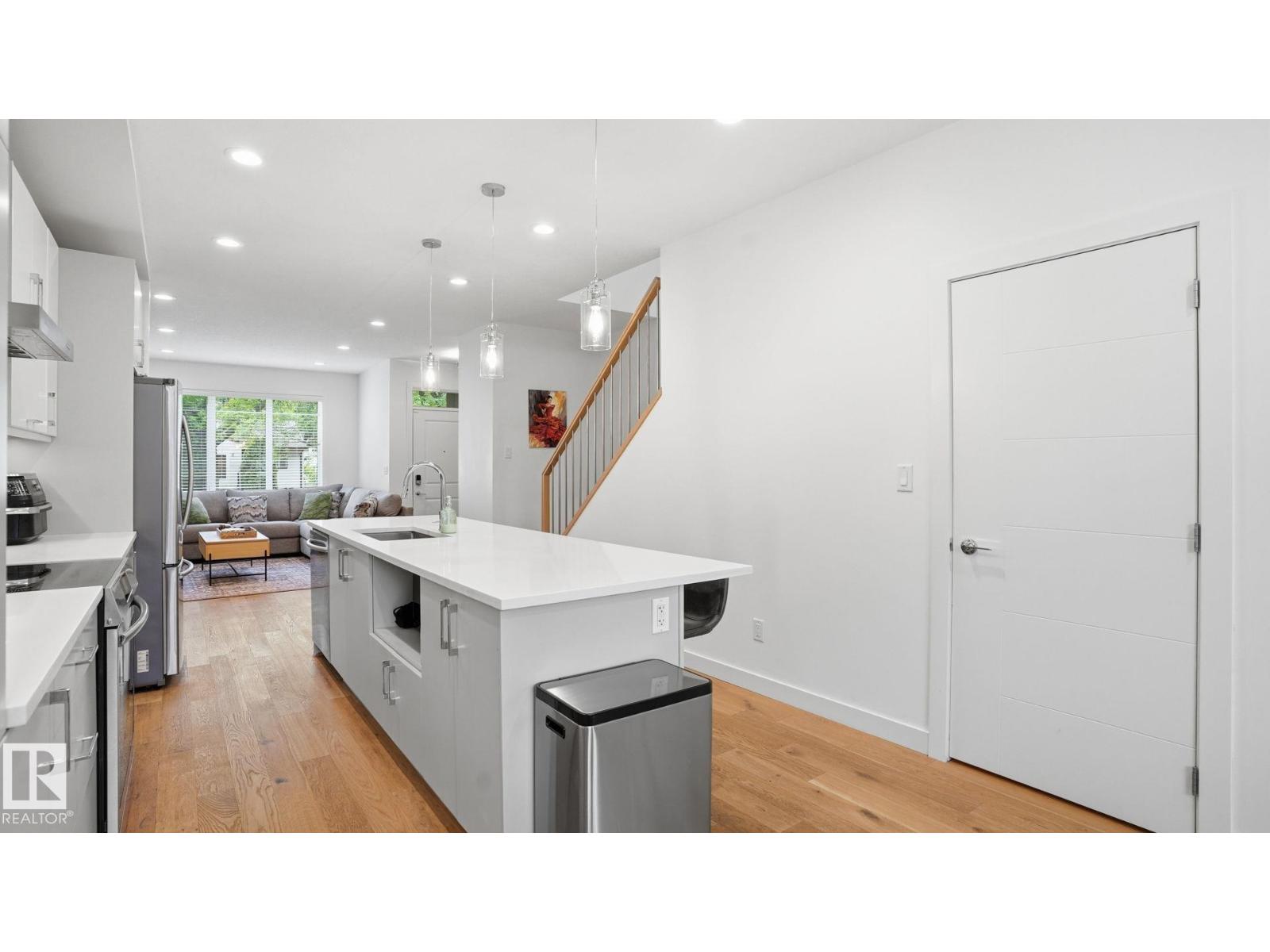7944 81 AV NW - 10