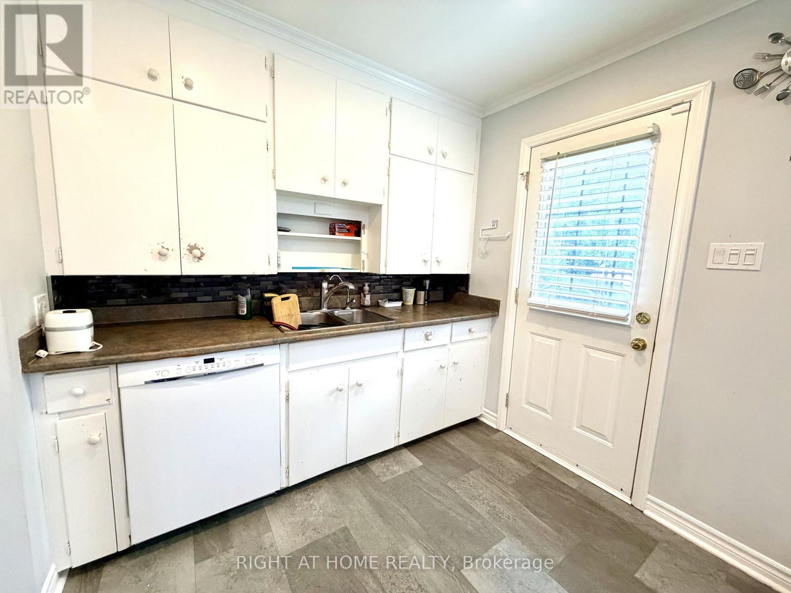 376 RIDGEWOOD CRESCENT - 11