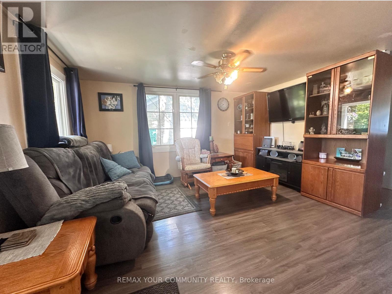 1002 LAKE DRIVE E - 6