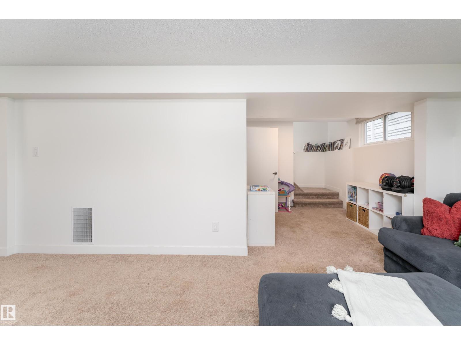 7107 87 AV NW — photo 25