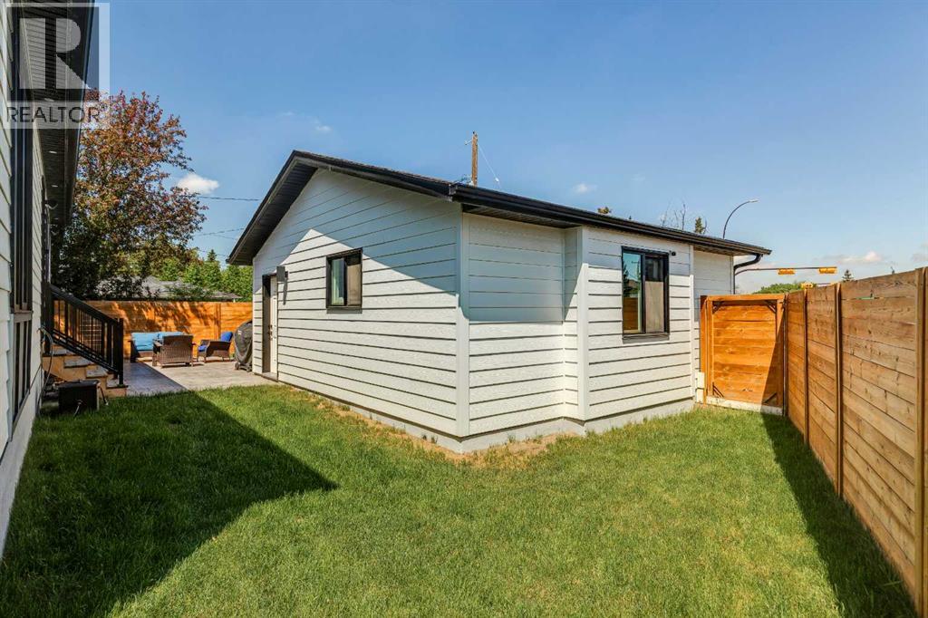 3004 Hampton Crescent SW — photo 42