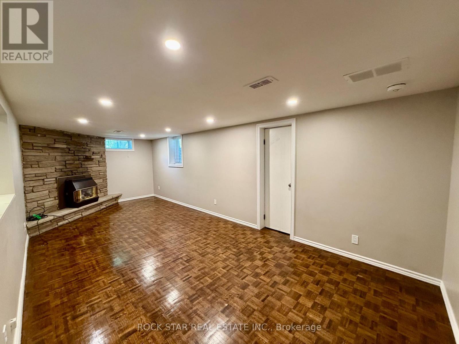27 ELIZABETH STREET - 21