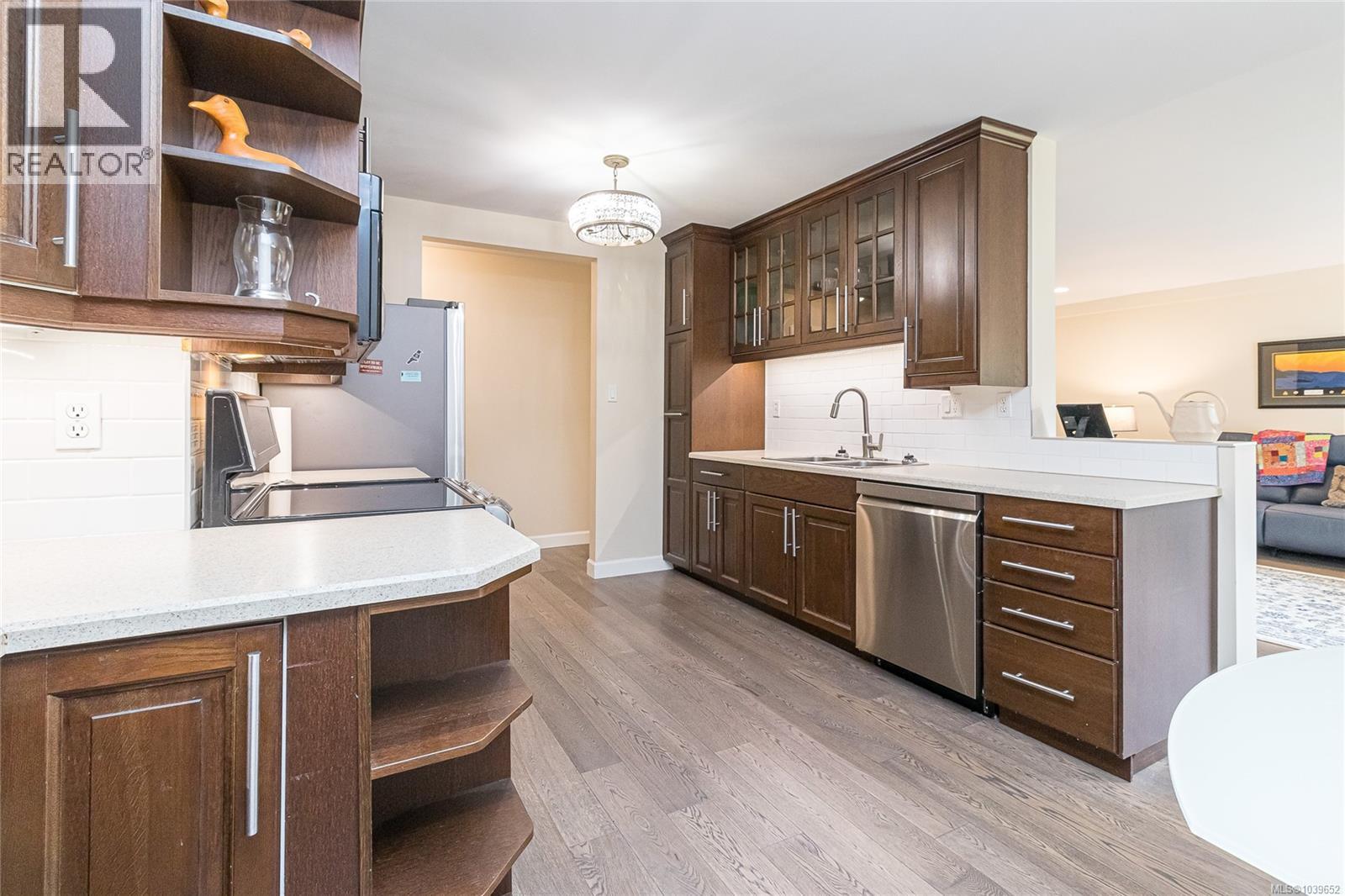 110 1680 Poplar Avenue, Saanich