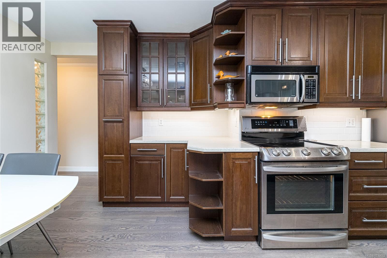 110 1680 Poplar Avenue, Saanich
