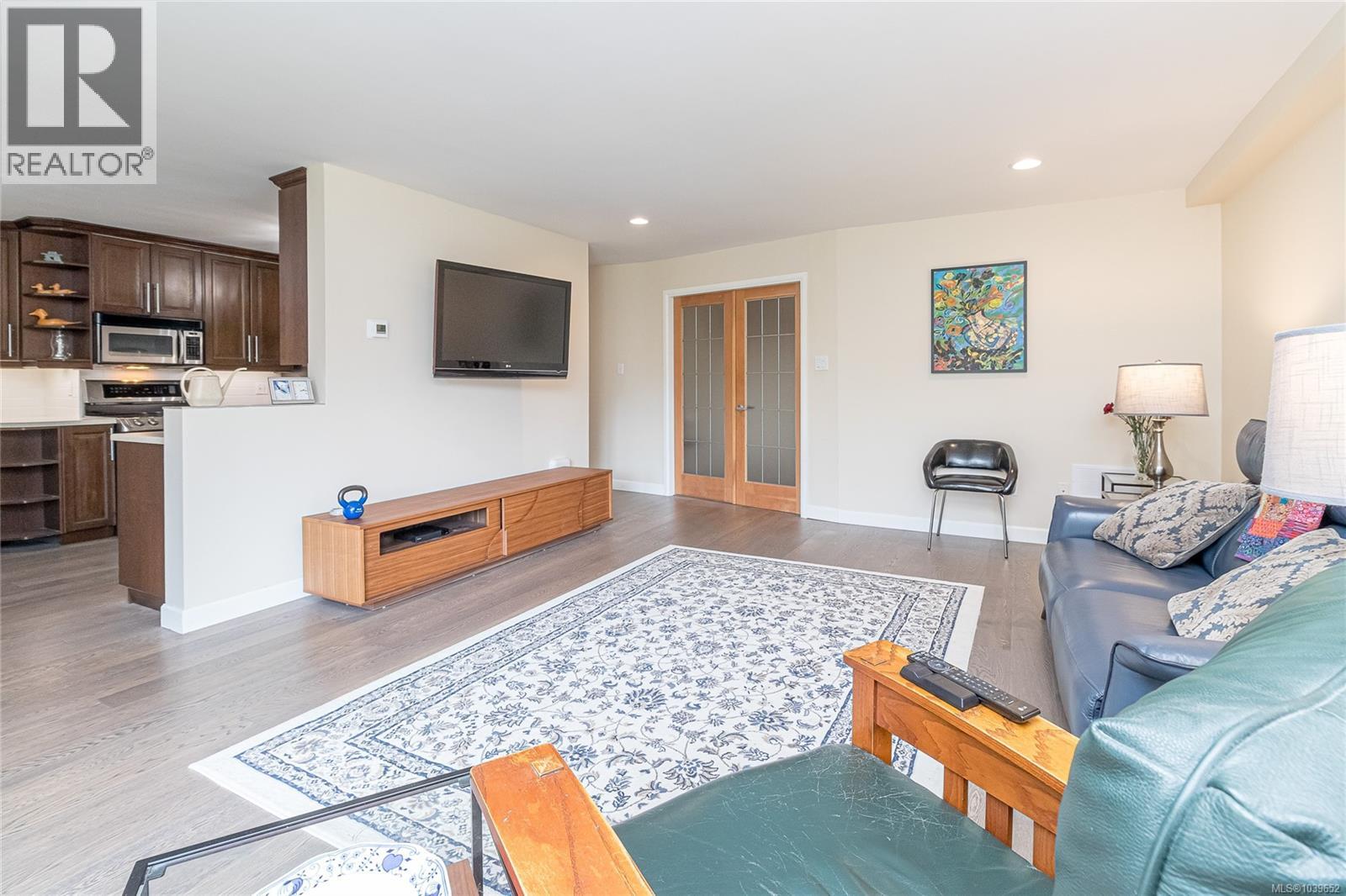 110 1680 Poplar Avenue, Saanich