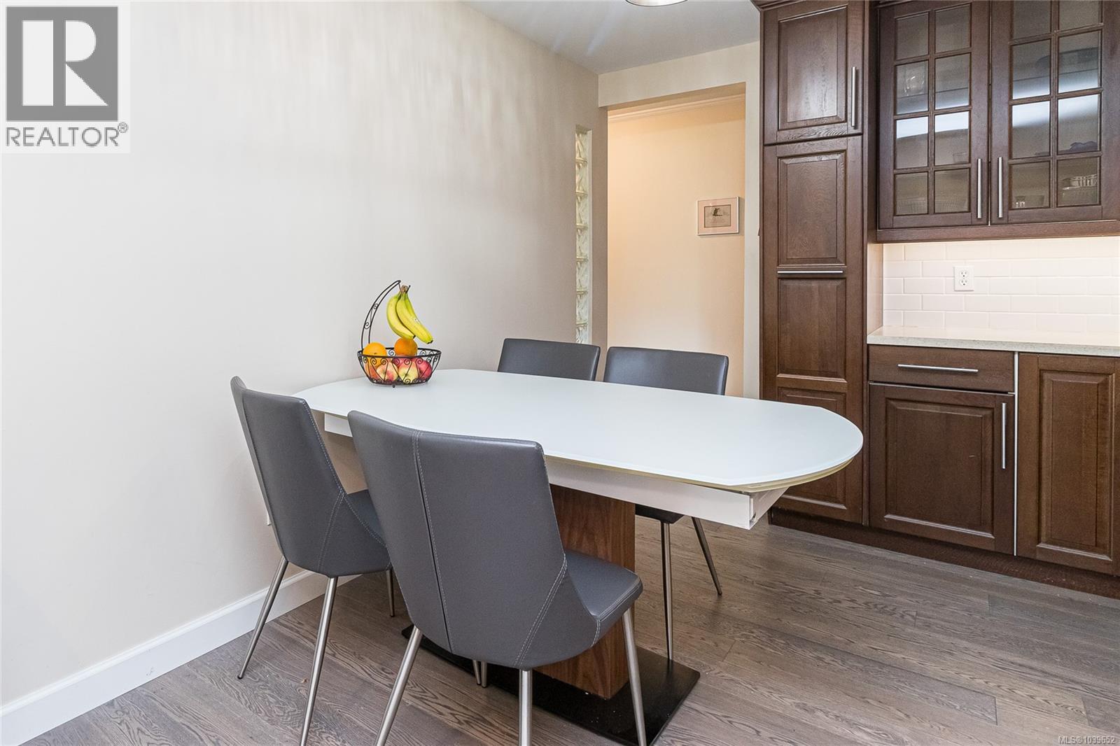 110 1680 Poplar Avenue, Saanich