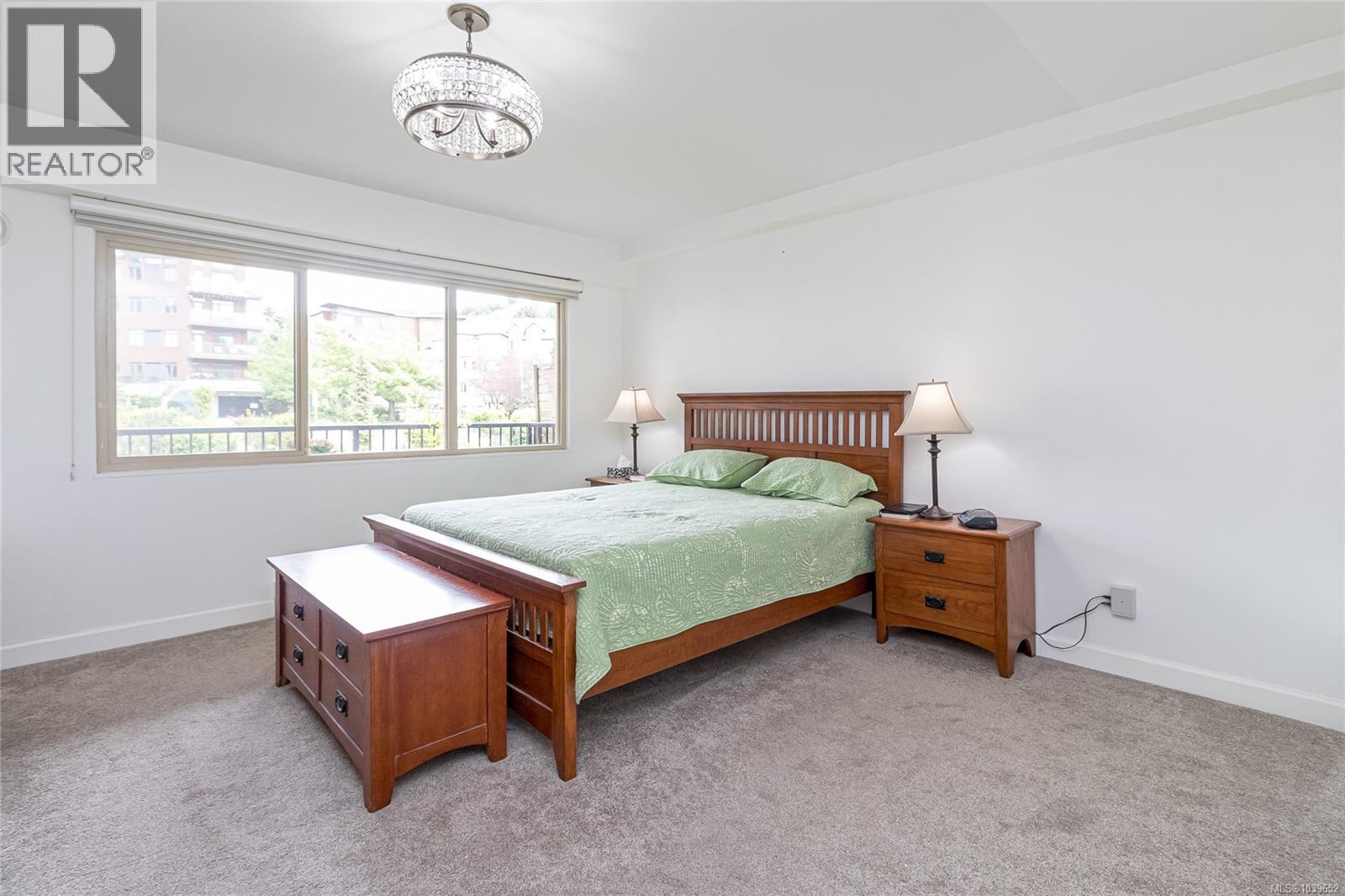 110 1680 Poplar Avenue, Saanich