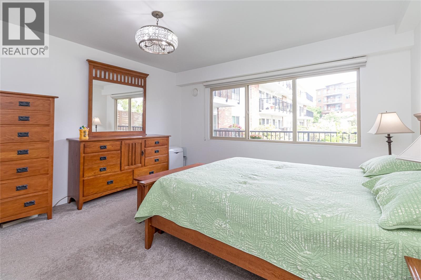 110 1680 Poplar Avenue, Saanich