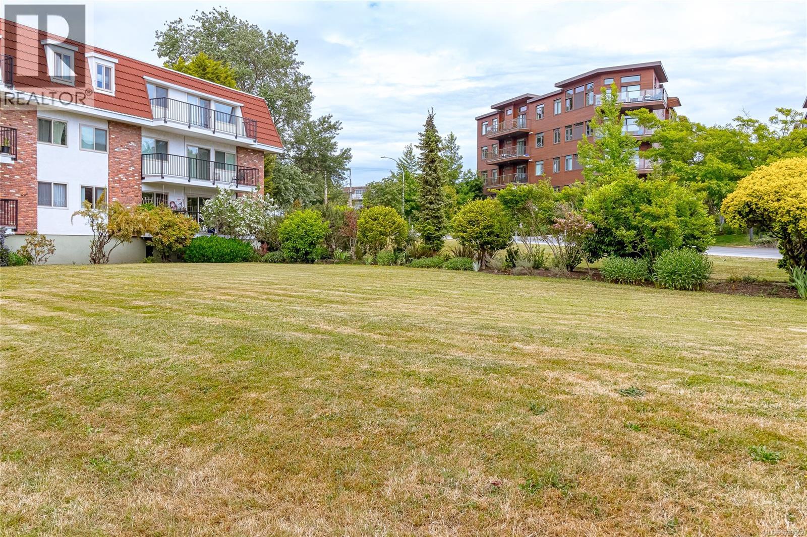 110 1680 Poplar Avenue, Saanich