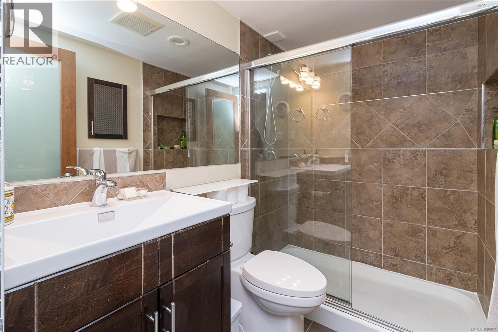 110 1680 Poplar Avenue, Saanich