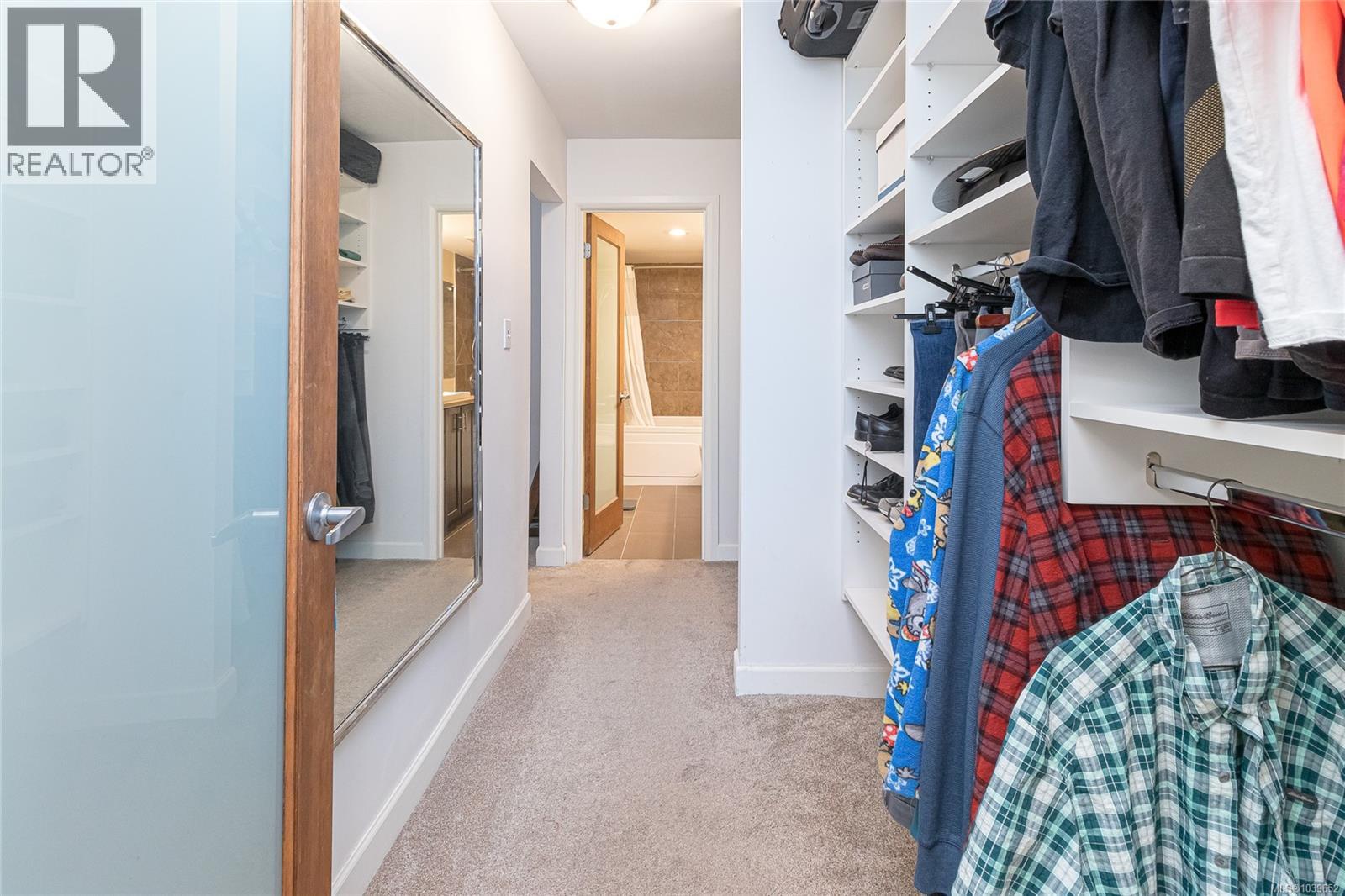 110 1680 Poplar Avenue, Saanich