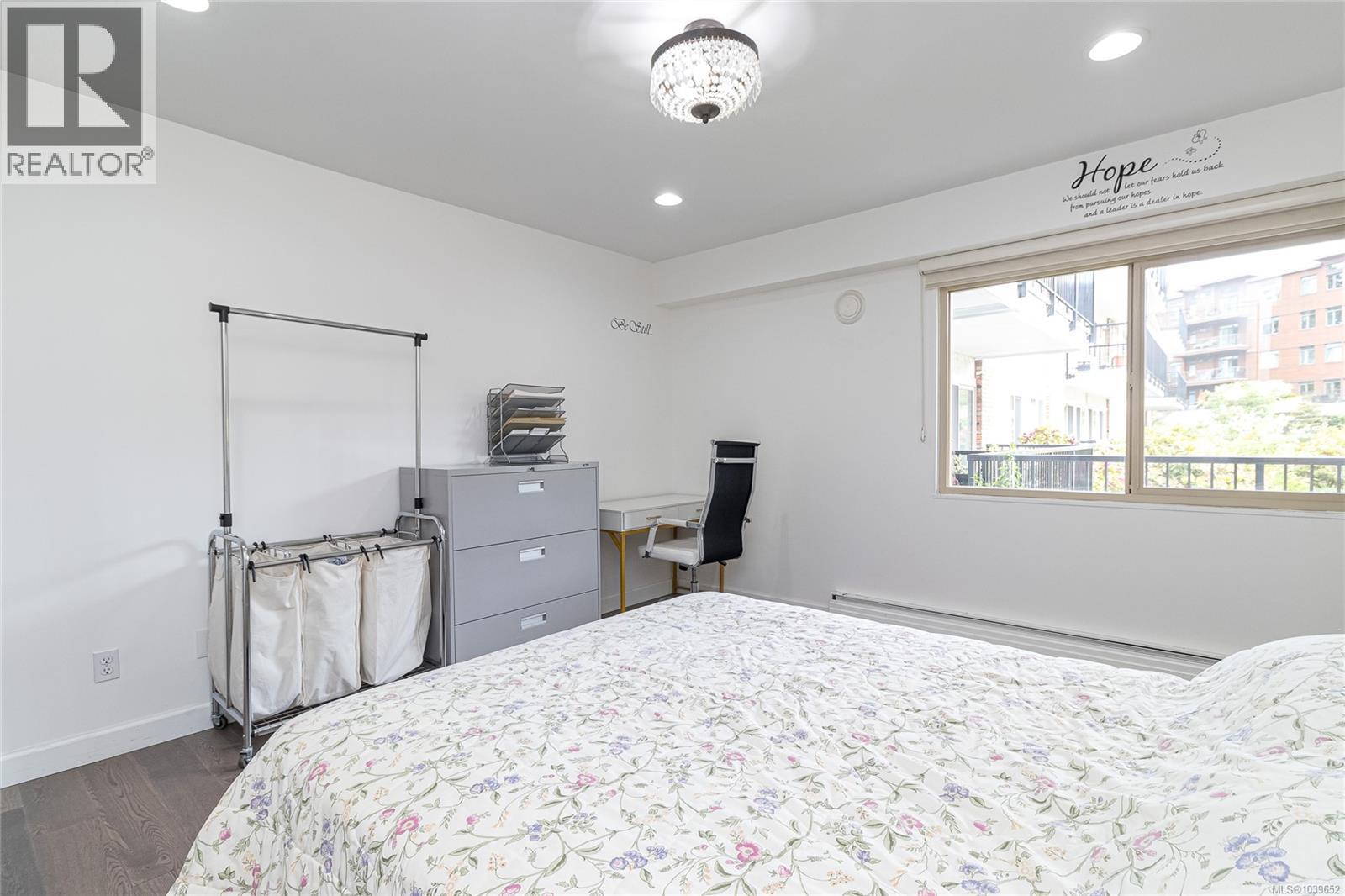 110 1680 Poplar Avenue, Saanich