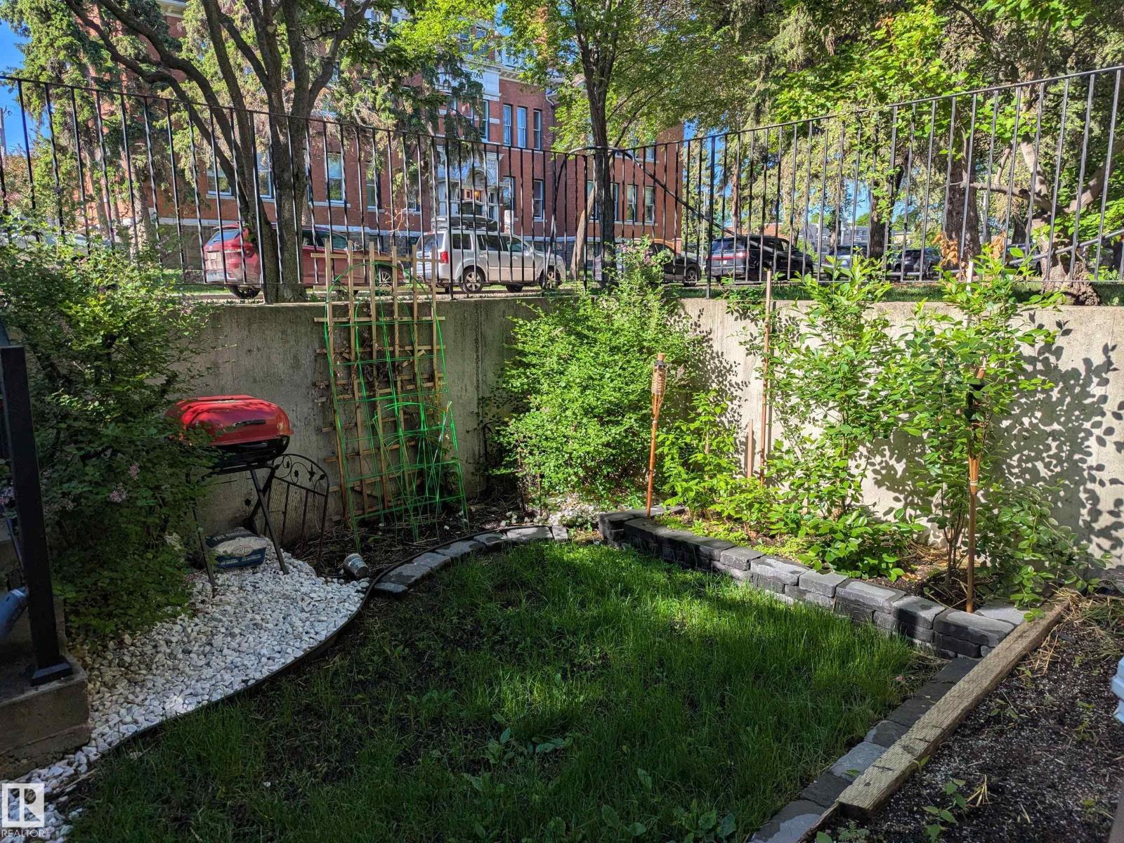 10524 84 AV NW - 25