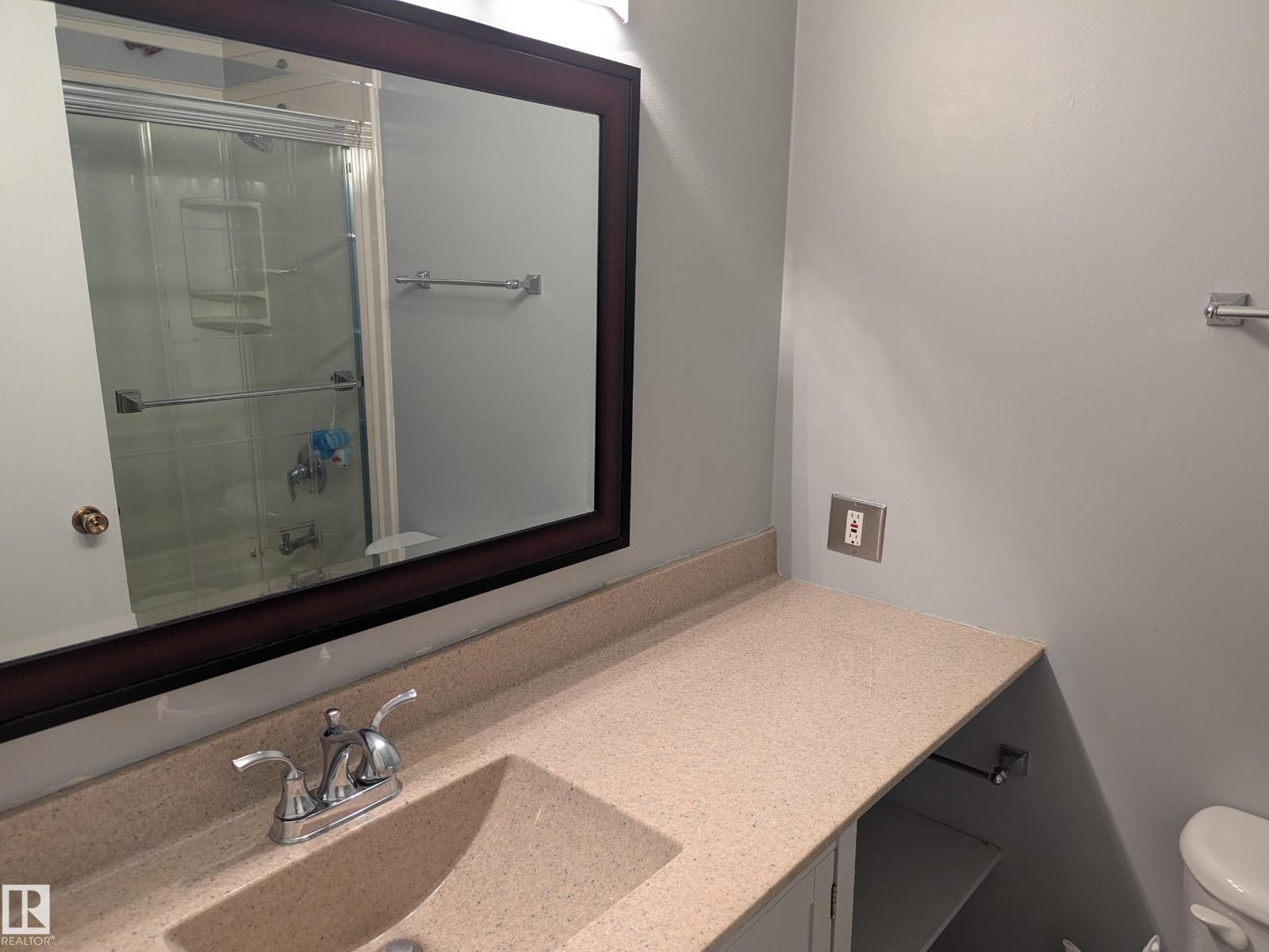 10524 84 AV NW - 23