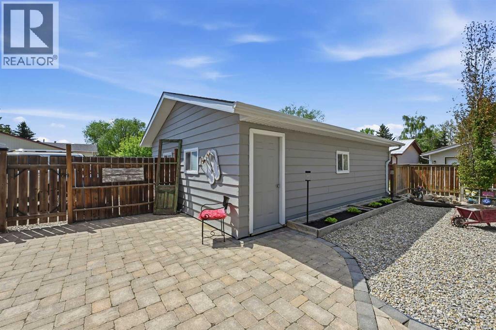 2406 26 Street — photo 44