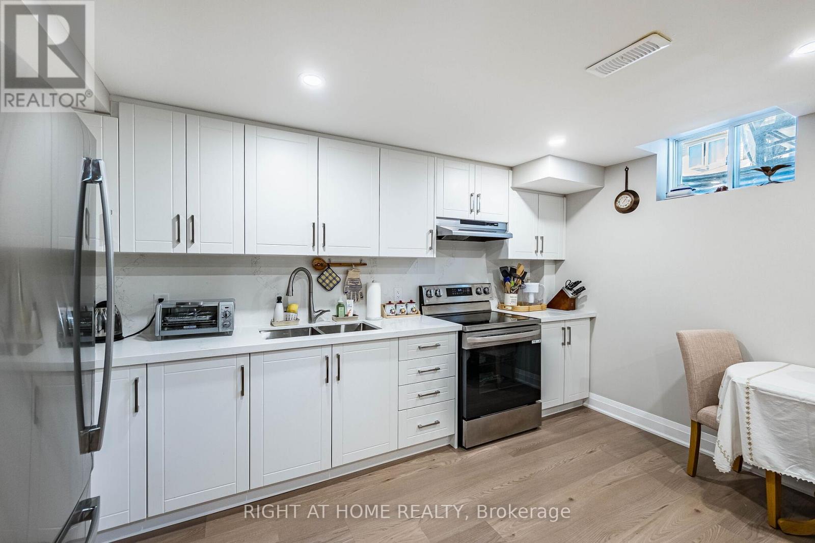 985 SEIVERT PLACE - 44