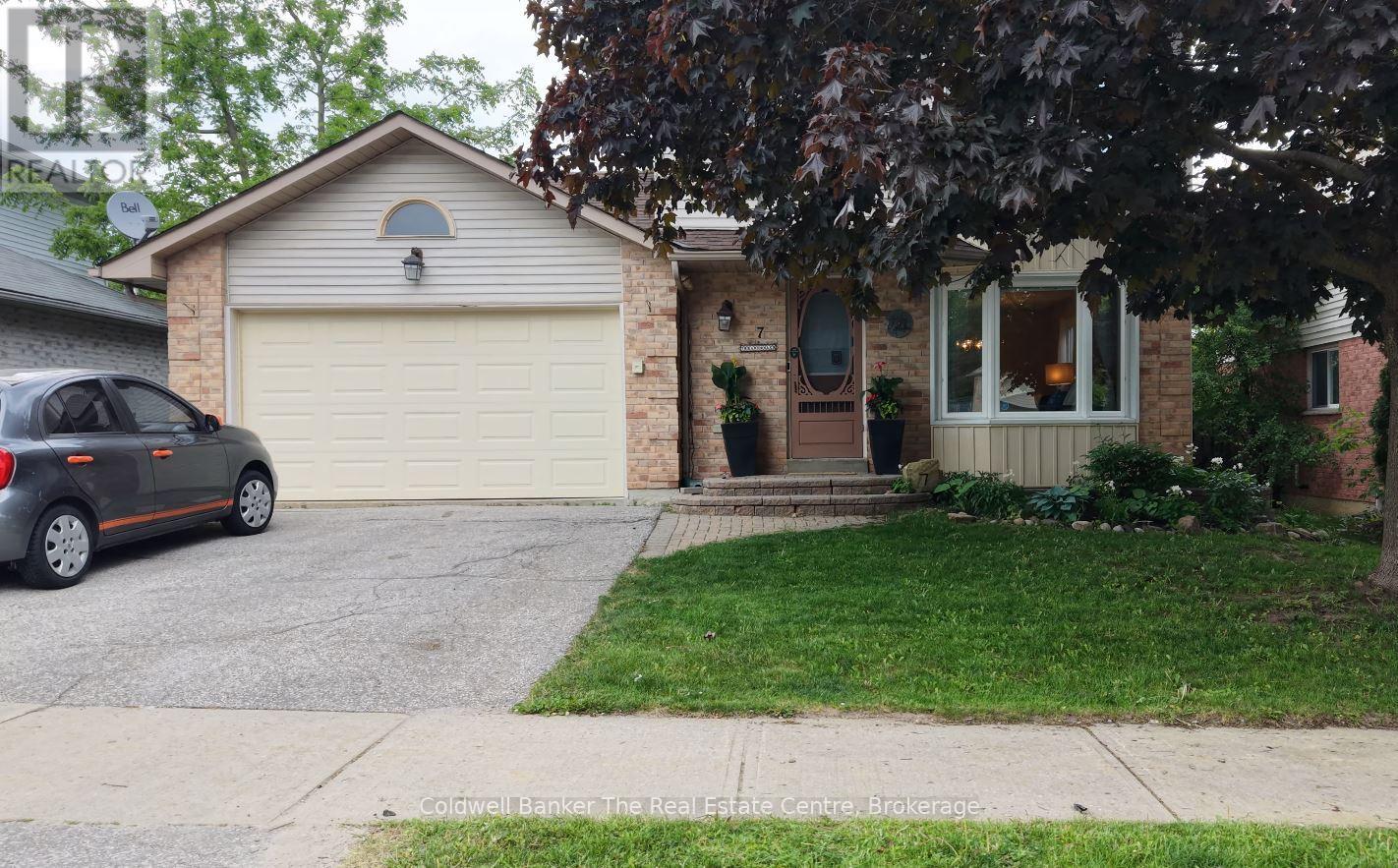 7 BRANDON CRESCENT - 1
