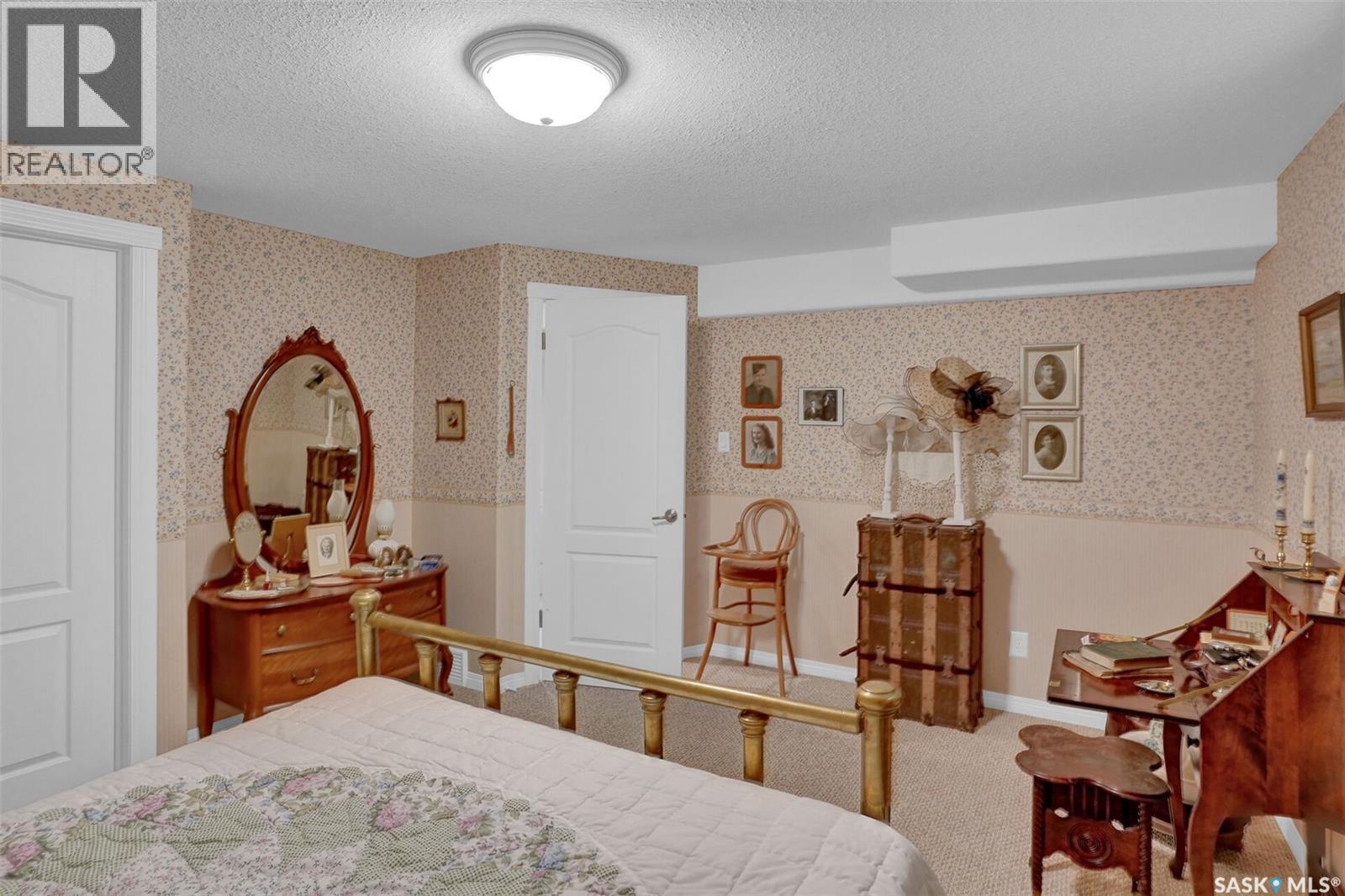 #3320 Buckingham DRIVE E - 37