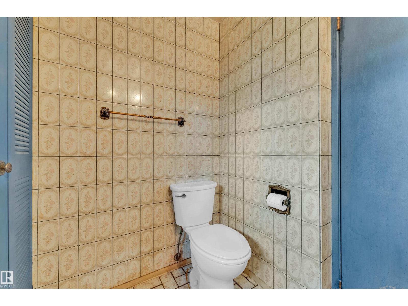 10819 54 AV NW — photo 34