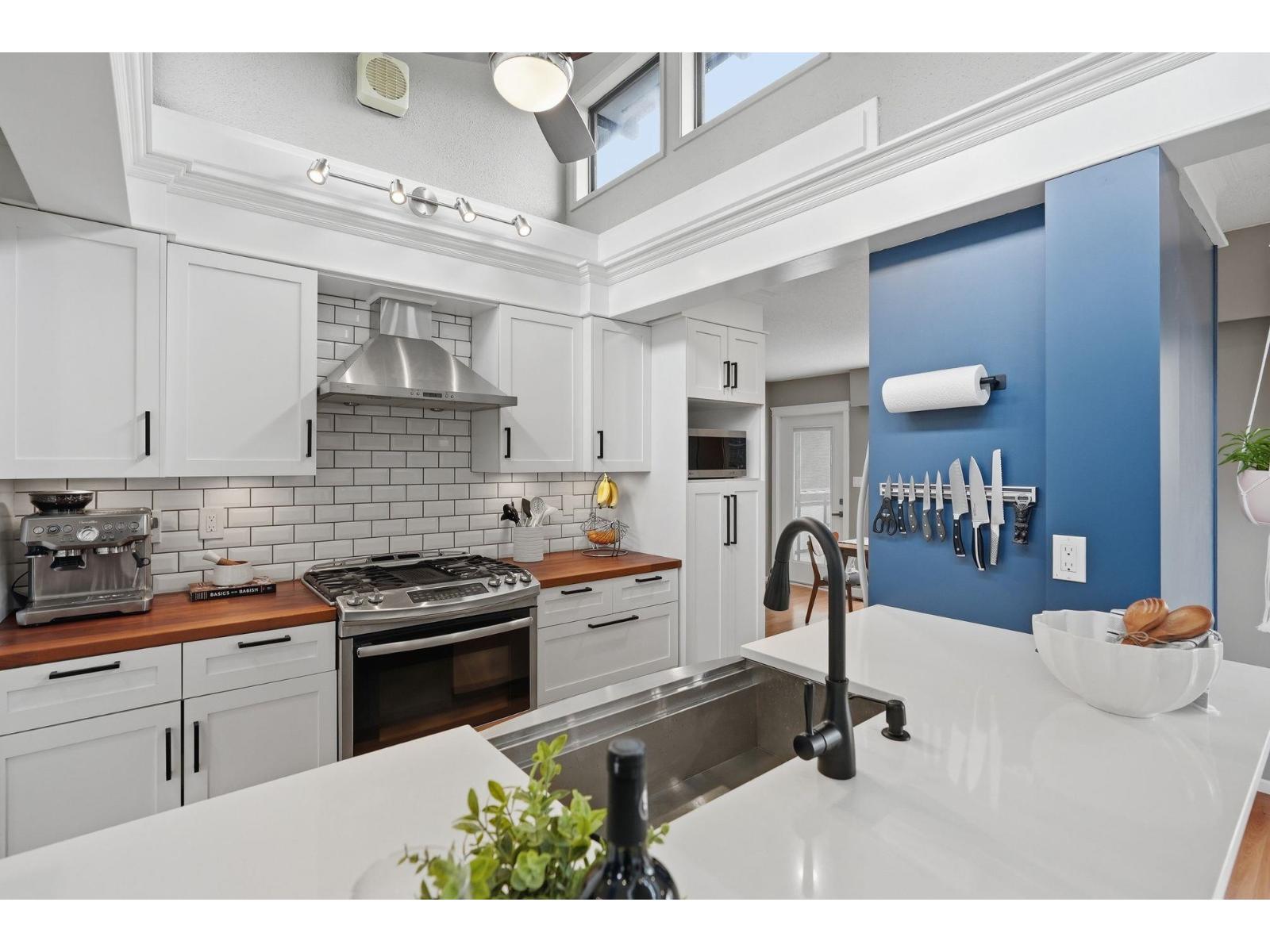 7268 YORK Crescent, Delta