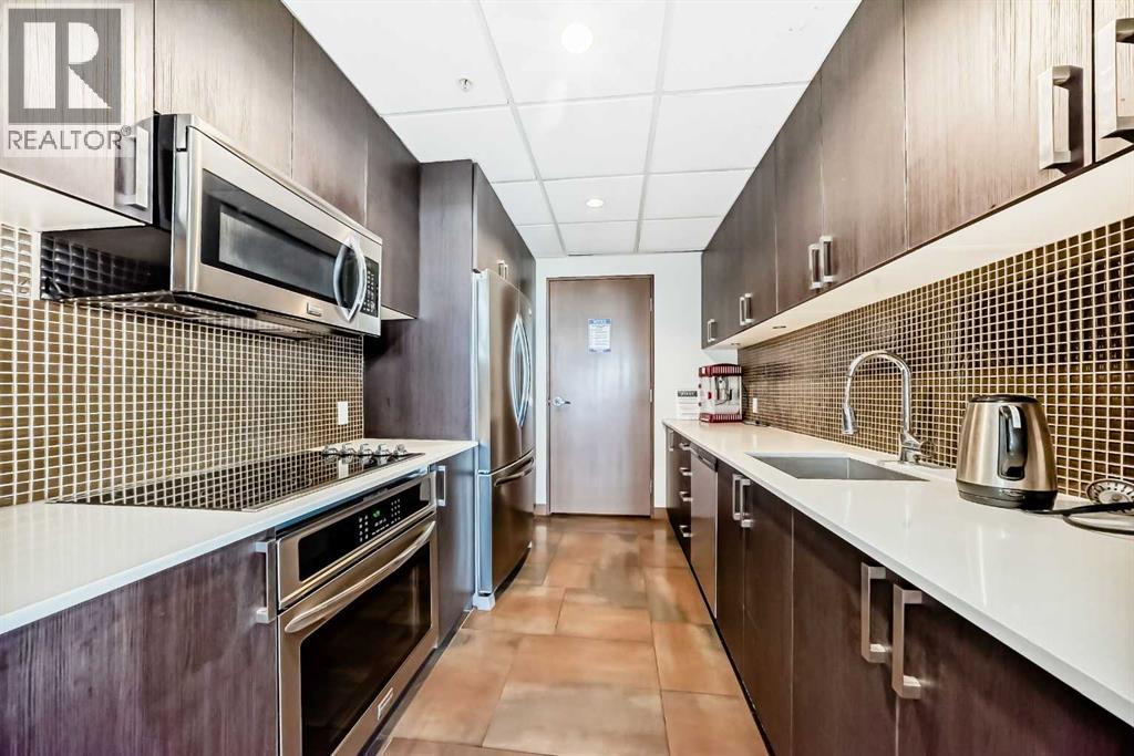 Sky Lounge full kitchen