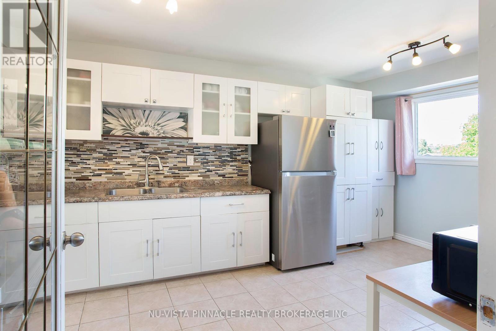 #13 285 BLUEVALE STREET N - 17