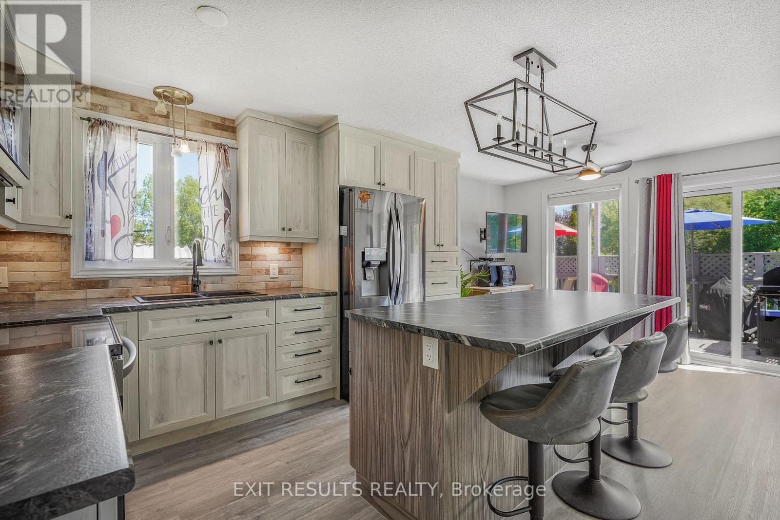 8 BEAVER LANE - 7