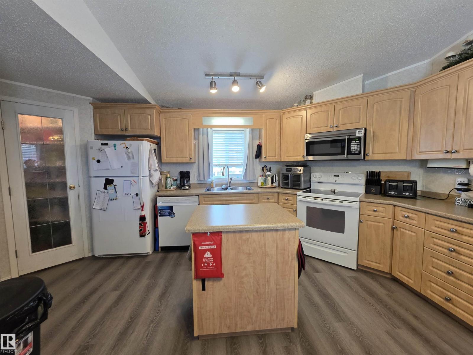 5012 53 Ave - photo 2