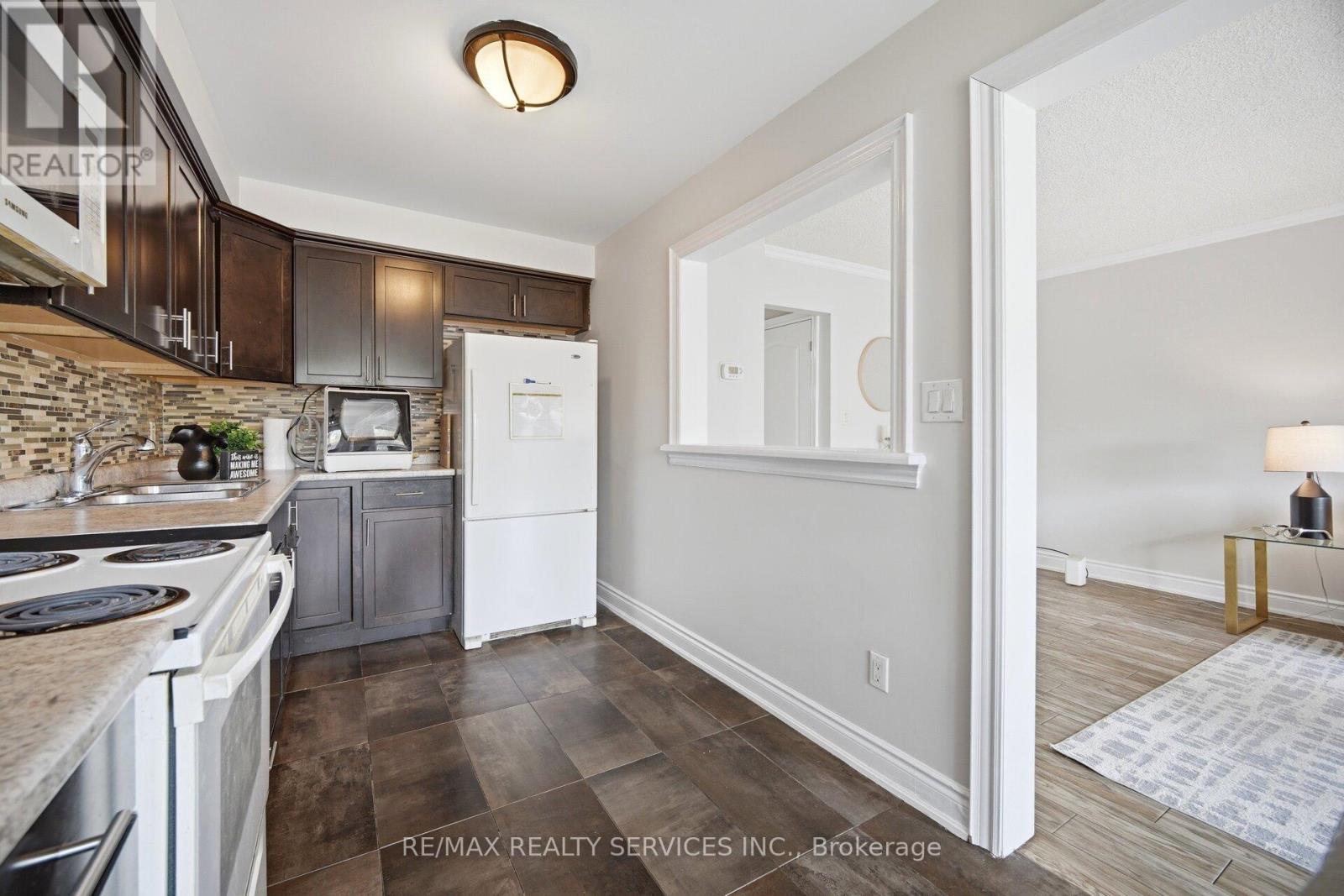#47 43 VODDEN COURT - 18