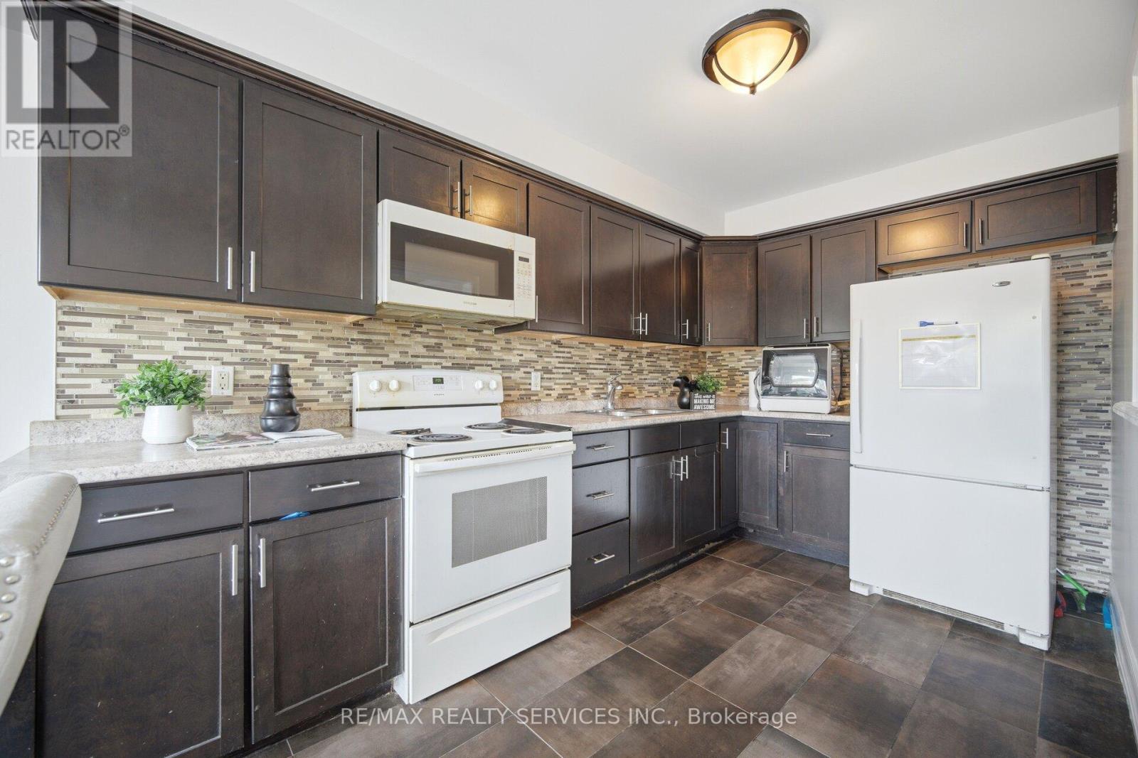 #47 43 VODDEN COURT - 3