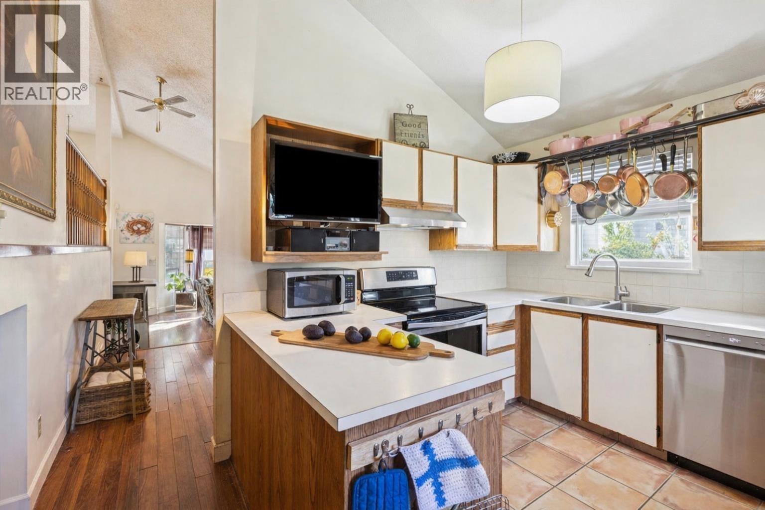 875 PORTEAU PLACE, North Vancouver