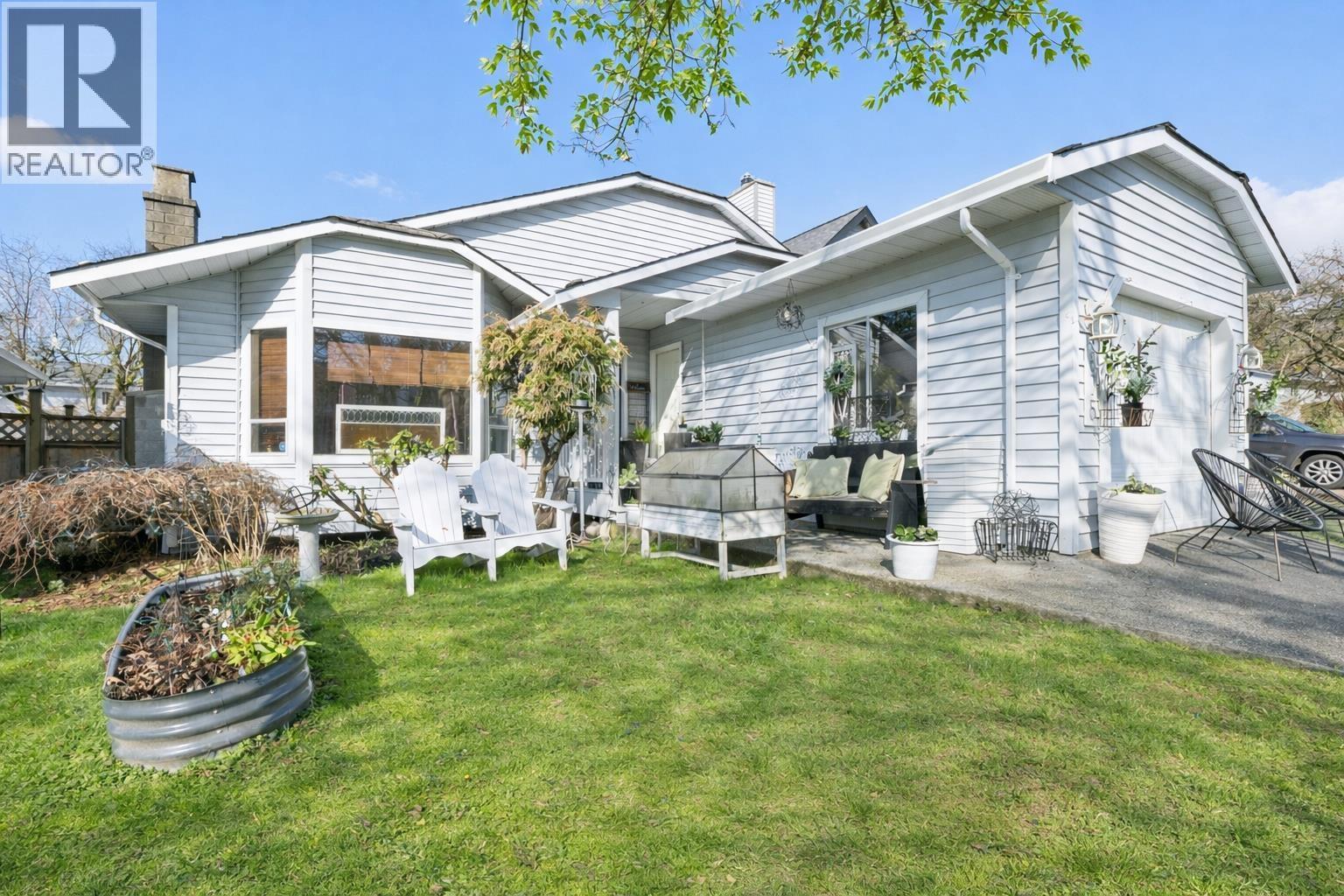 875 PORTEAU PLACE, North Vancouver
