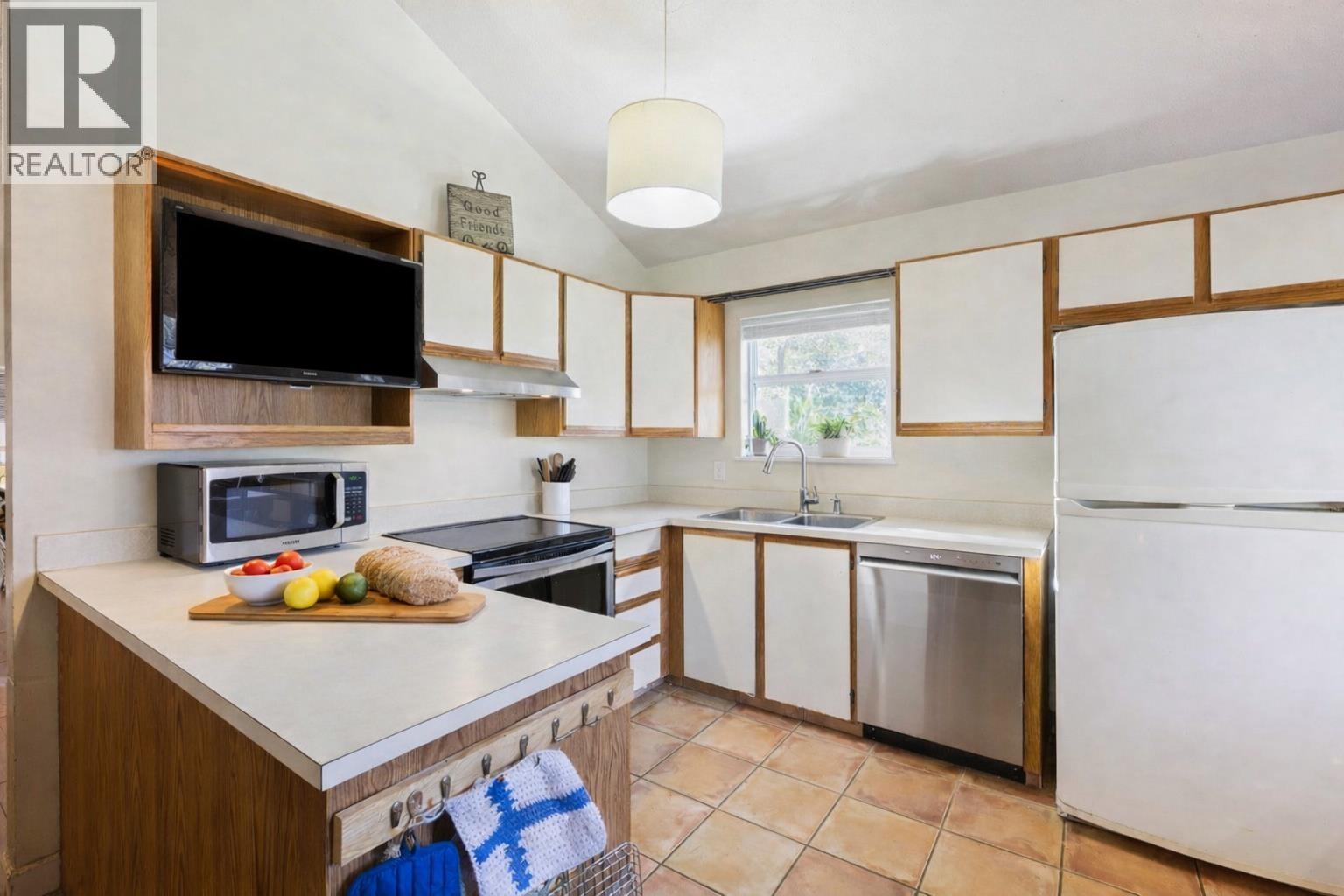 875 PORTEAU PLACE, North Vancouver