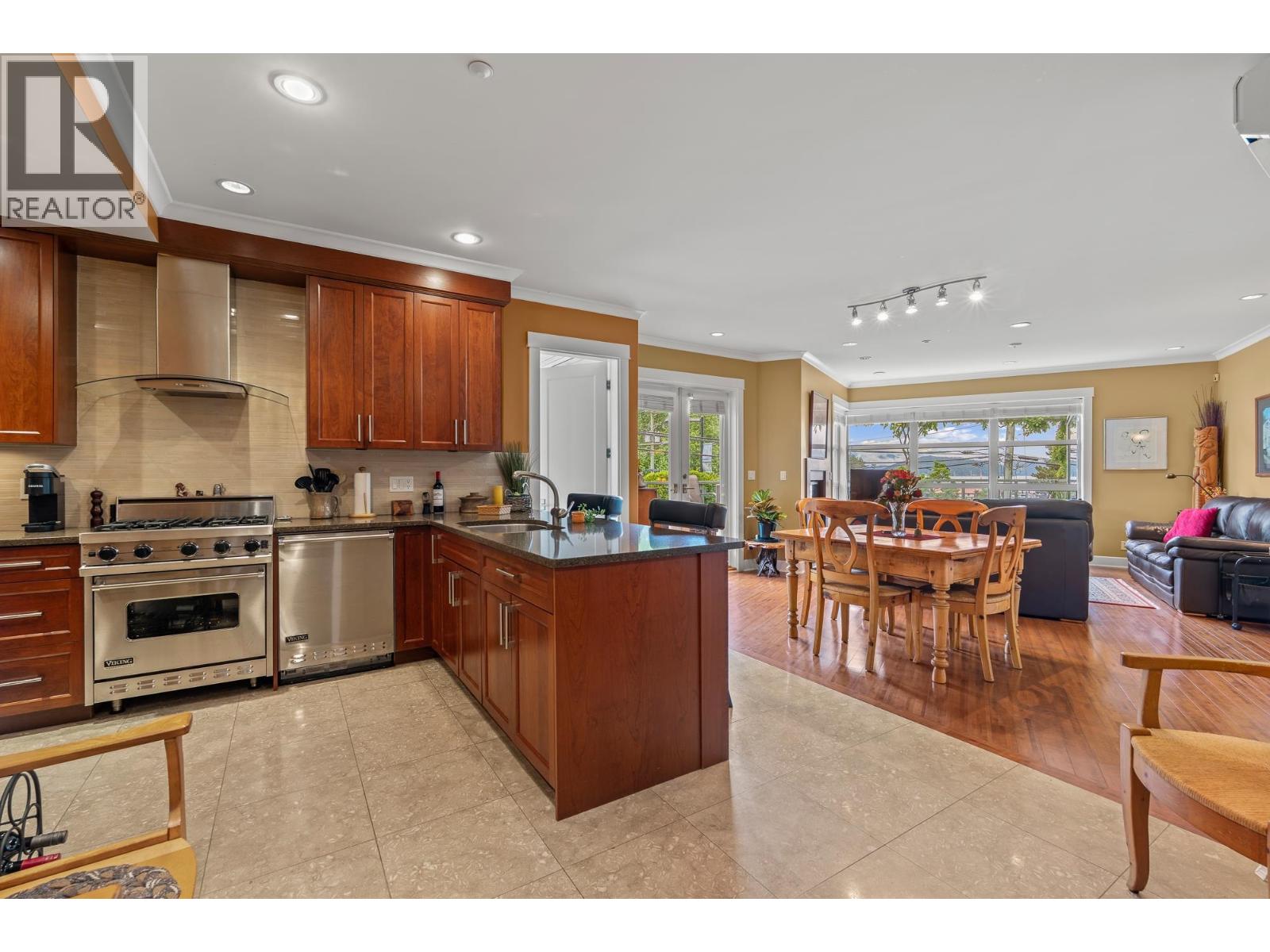 205 6688 ROYAL AVENUE, West Vancouver