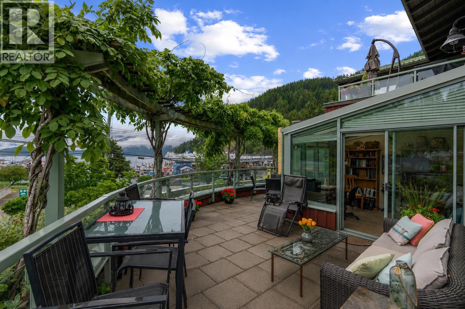 205 6688 ROYAL AVENUE, West Vancouver