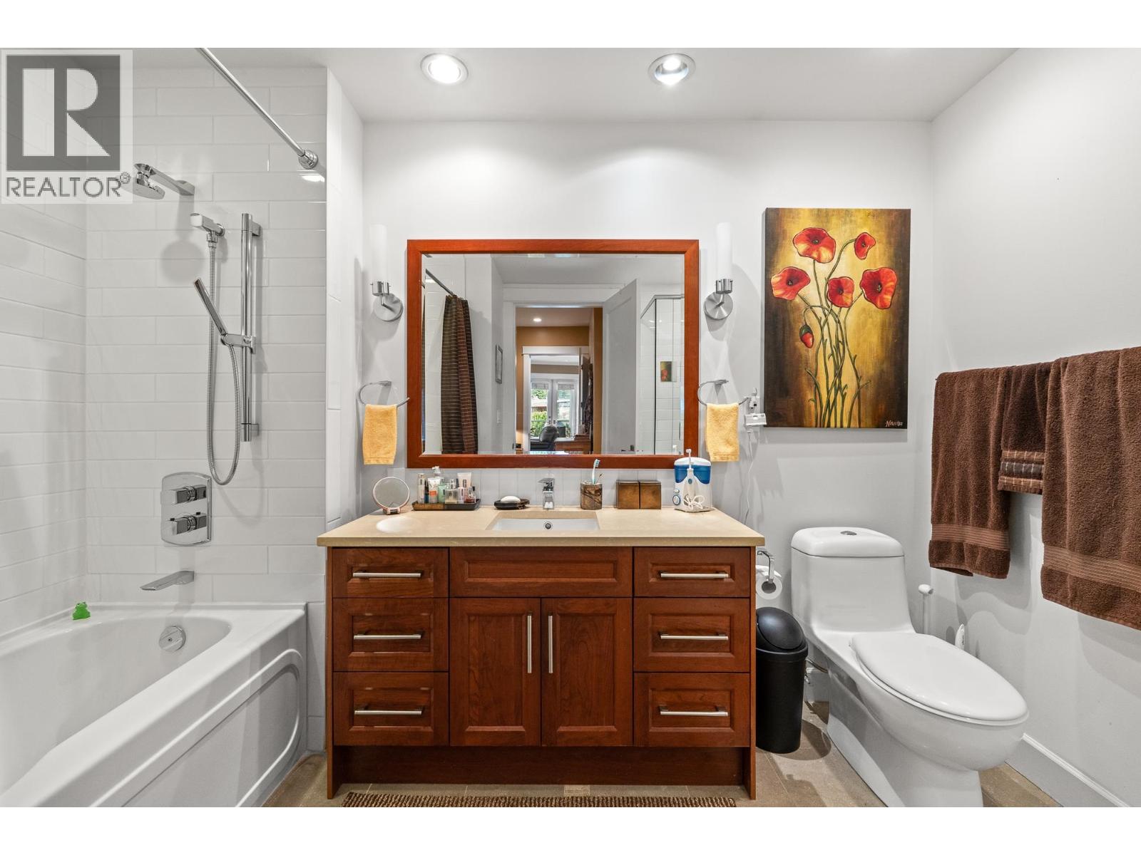 205 6688 ROYAL AVENUE, West Vancouver