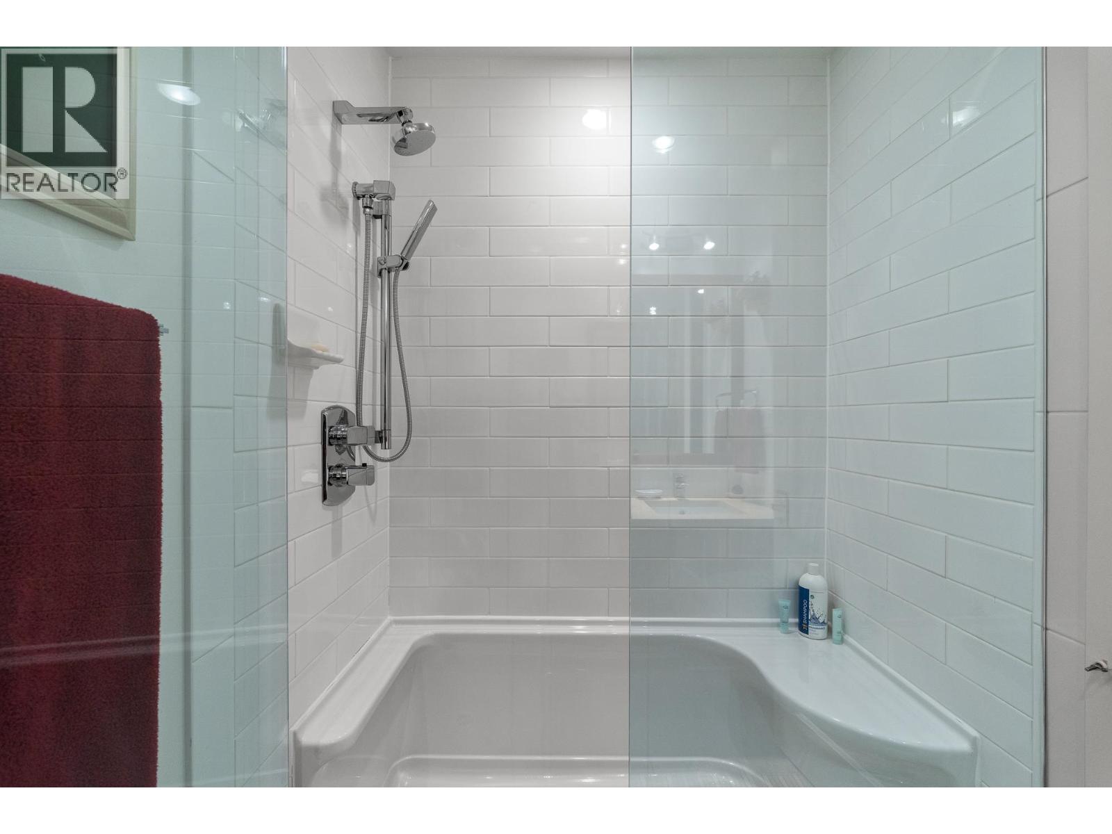 205 6688 ROYAL AVENUE, West Vancouver